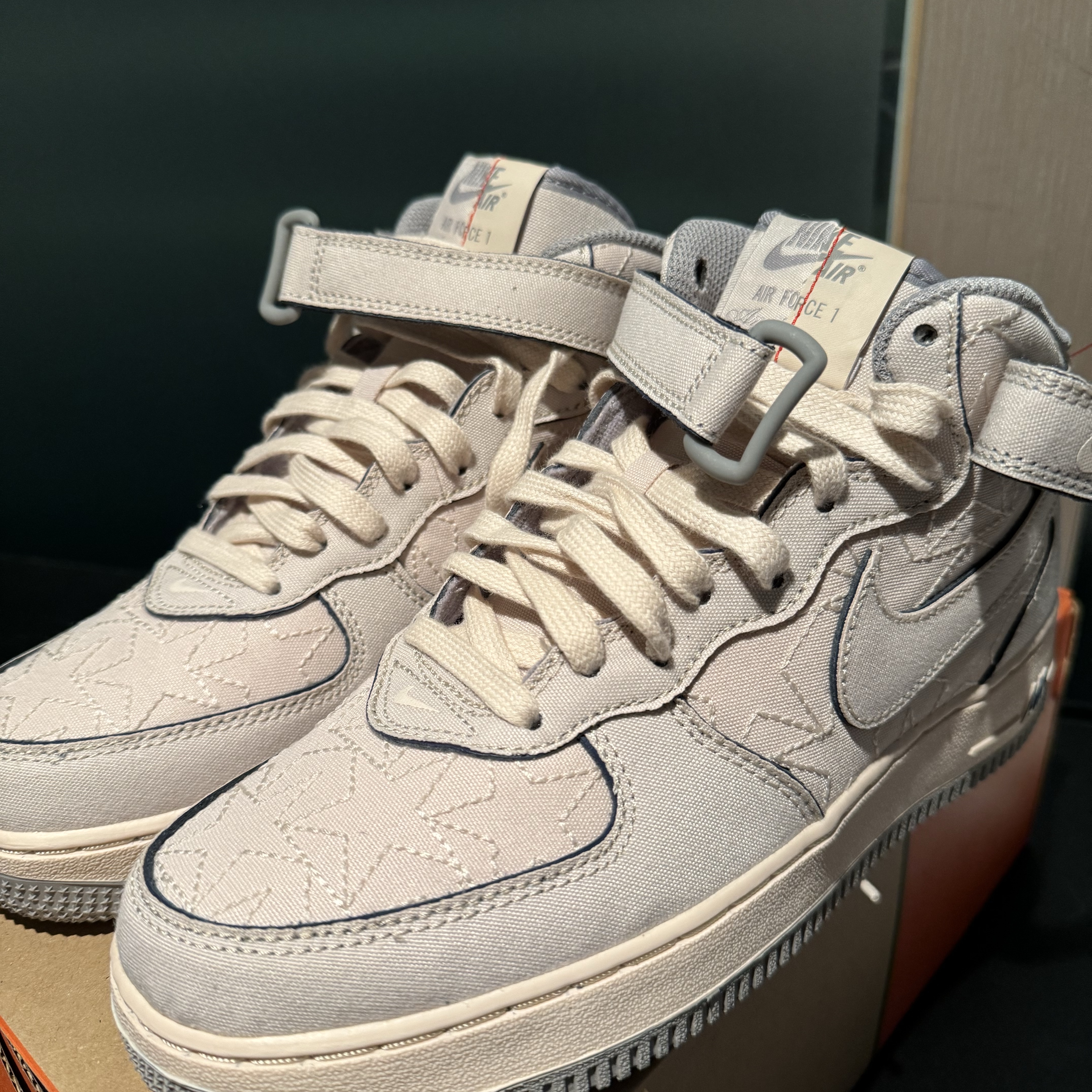 Nike Air Force 1 Mid '07 Pearl White 착용 스타일