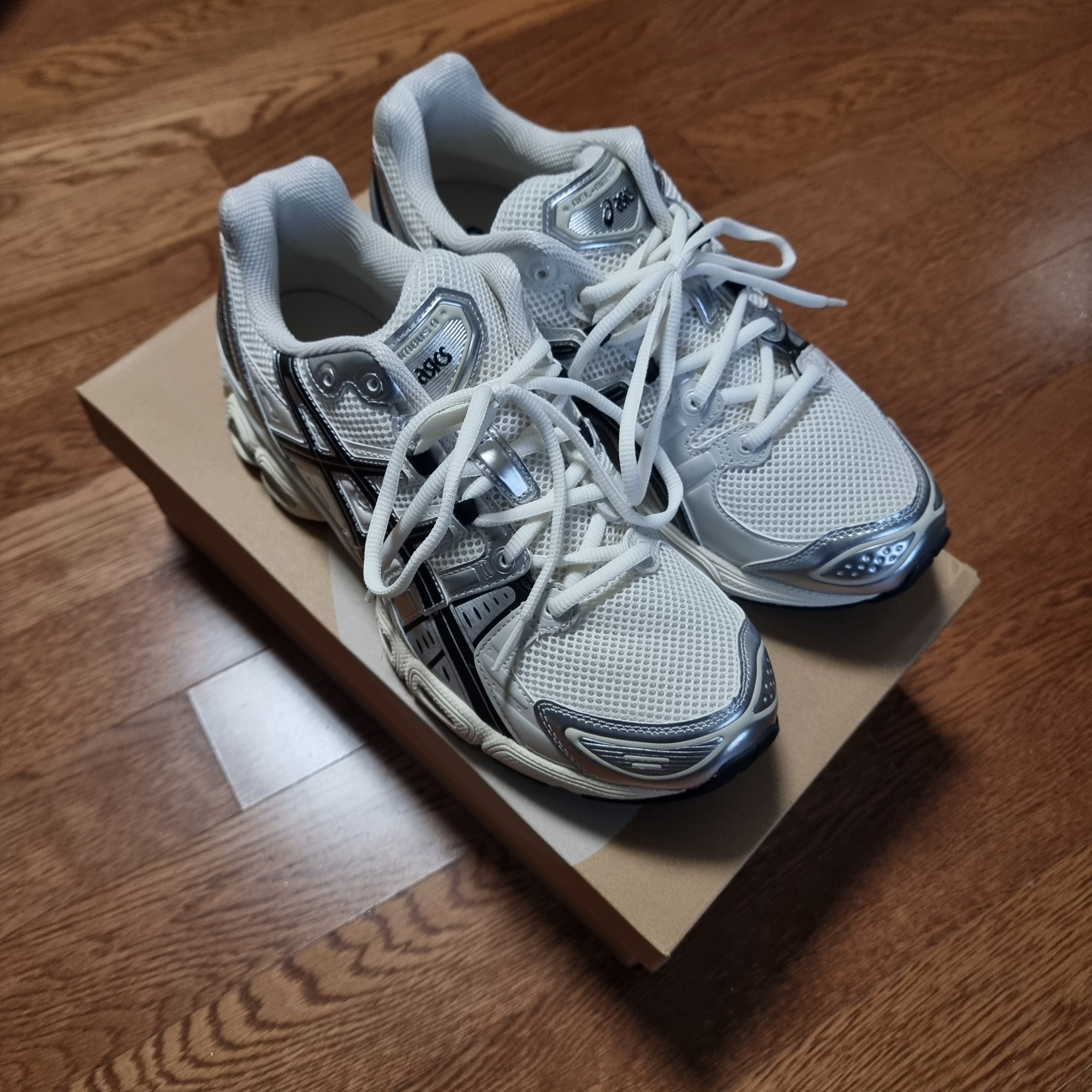 Asics Gel-Nimbus 9 Cream Black 착용 스타일