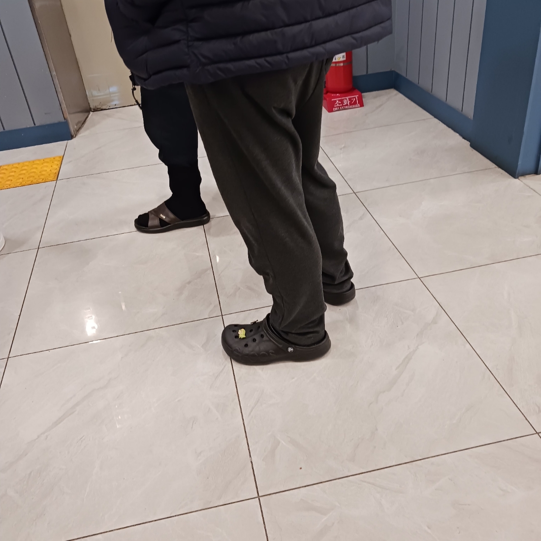 크록스 클래식 클로그 본, (키즈) 크록스 크록밴드 클로그 라벤더 네온 퍼플 착용 스타일 - 2