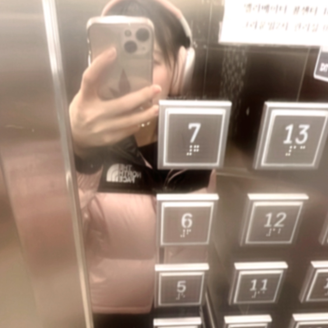 (W) The North Face Nuptse Short Jacket Pastel Pink, Apple AirPods Max Lightning Silver (Korean Ver.) 착용 스타일