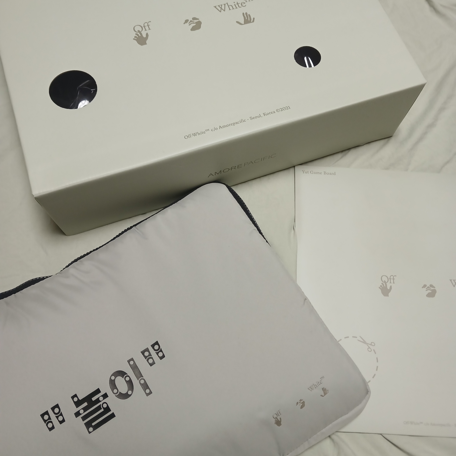 Off-White x Amore Pacific Play Kit 착용 스타일