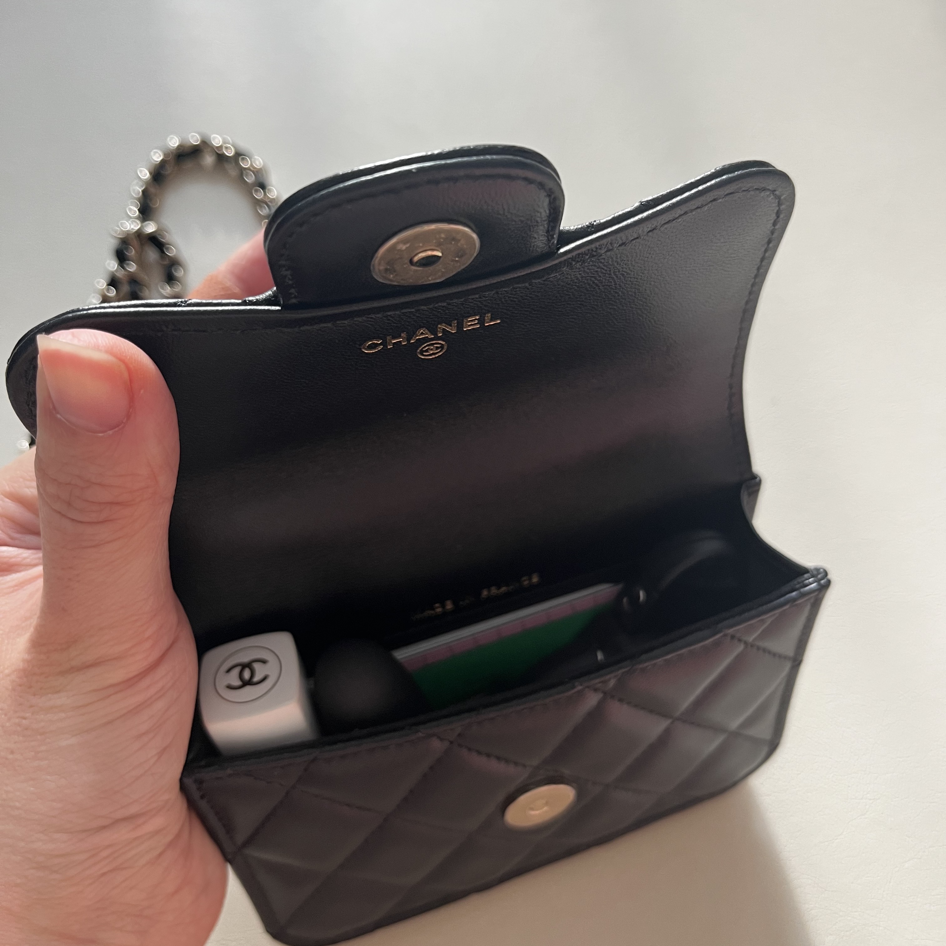Chanel Flap Coin Purse with Chain Lambskin & Gold Black, Chanel Flap Coin Purse with Chain Lambskin & Gold Black 착용 스타일 - 4