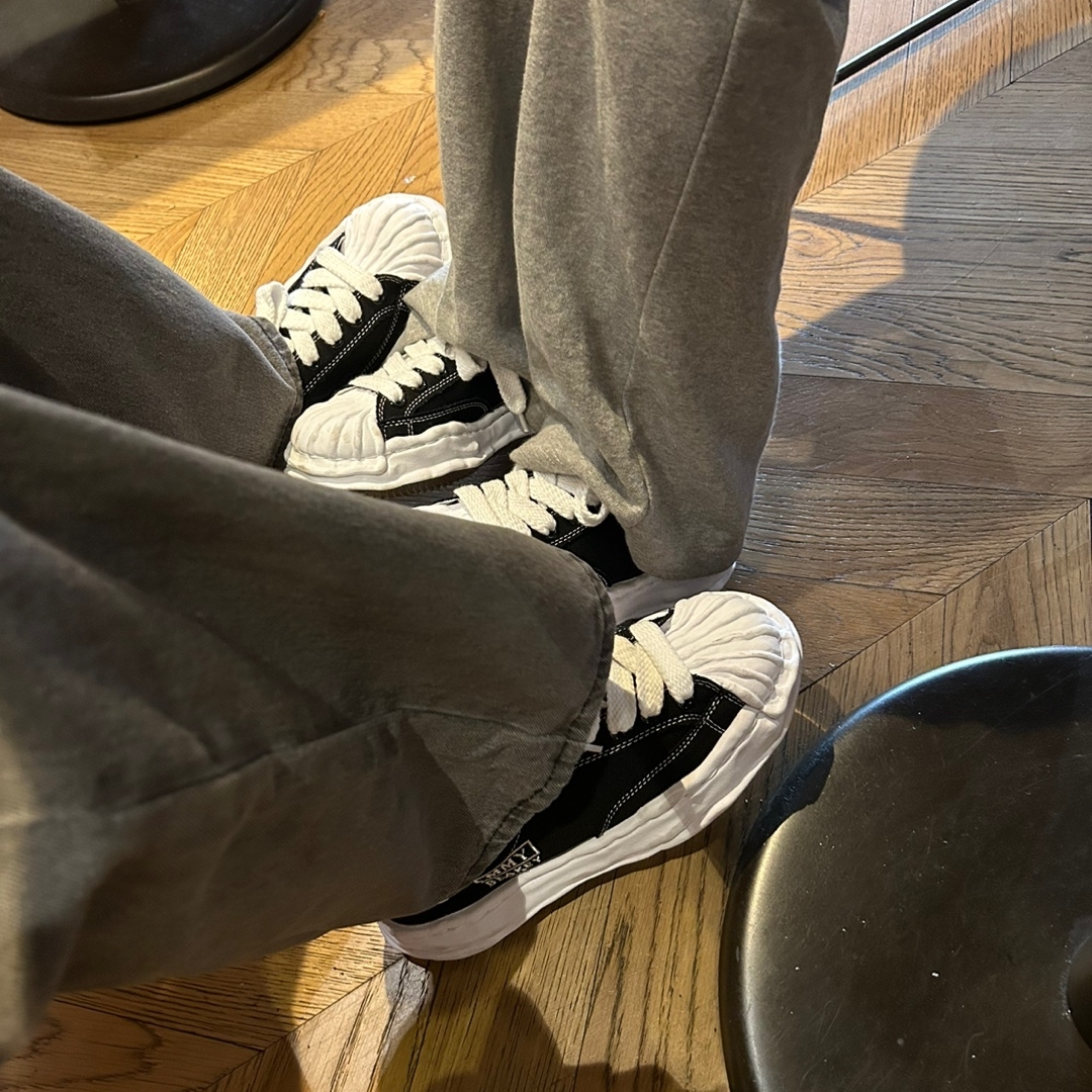 Maison Mihara Yasuhiro Blakey OG Sole Canvas Low-top Sneakers Black White 착용 스타일 - 2