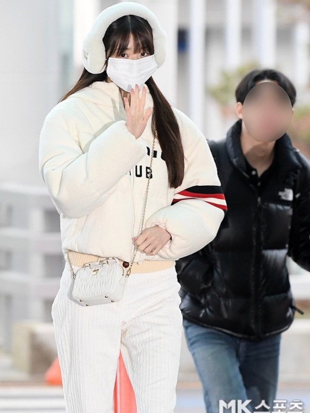 (W) Miu Miu Cropped Cashmere Down Jacket White 착용 스타일 - 4
