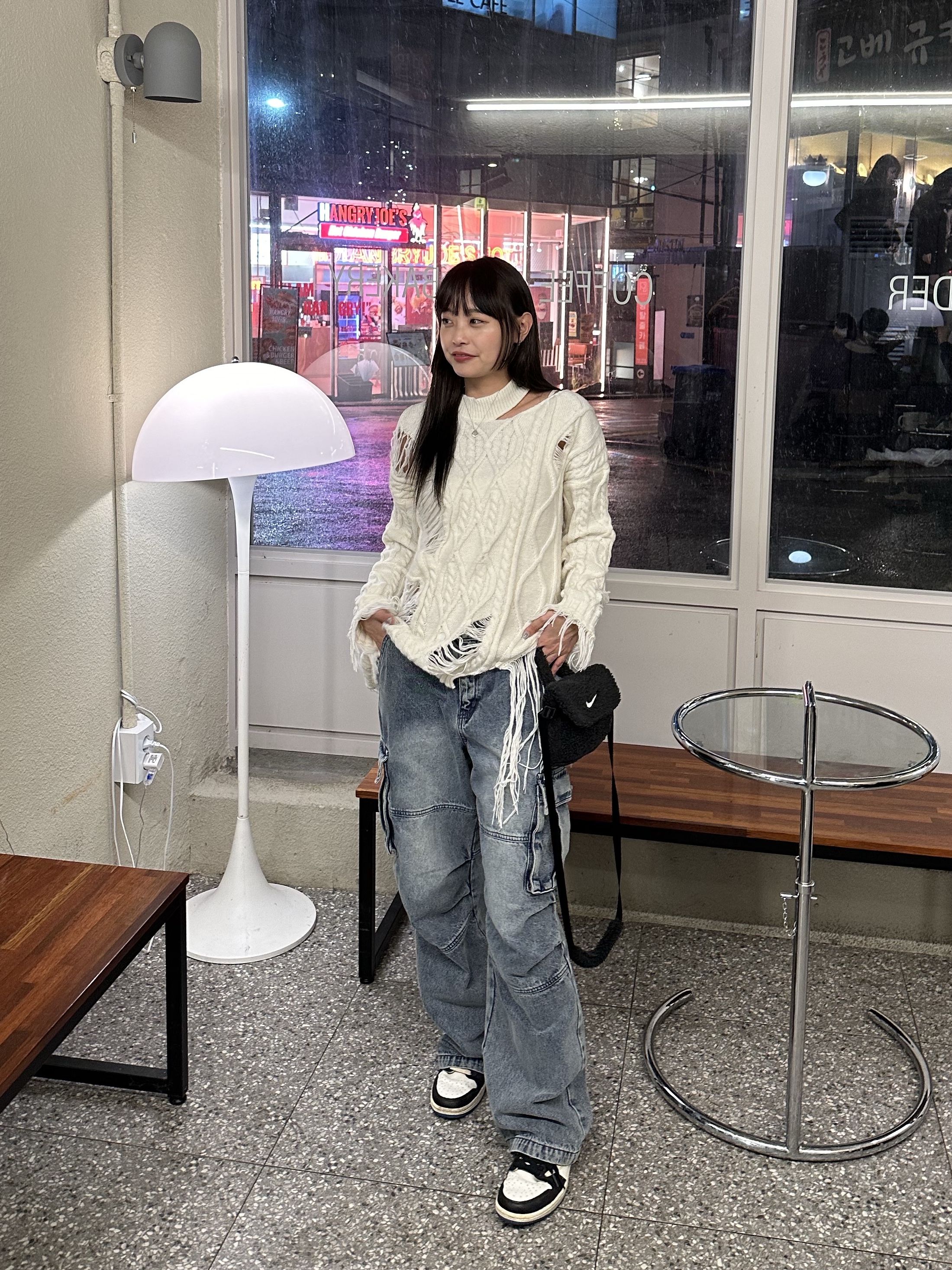 (Kids) Nike NSW Faux Fur Crossbody Bag Black, Jordan 1 x Travis Scott x Fragment Retro Low OG SP Military Blue 착용 스타일 - 3