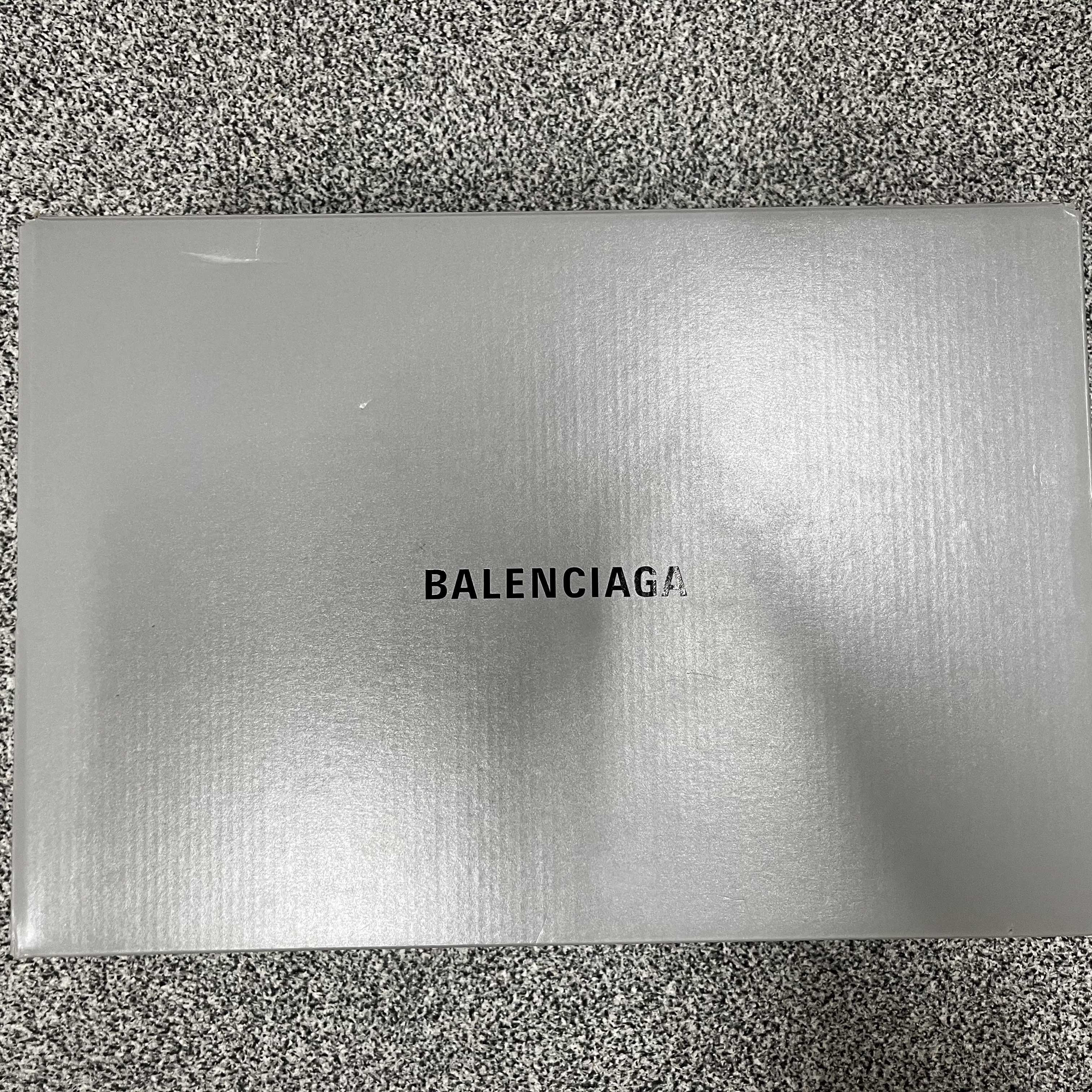 Balenciaga 3XL Sneakers Grey White Red 착용 스타일 - 1