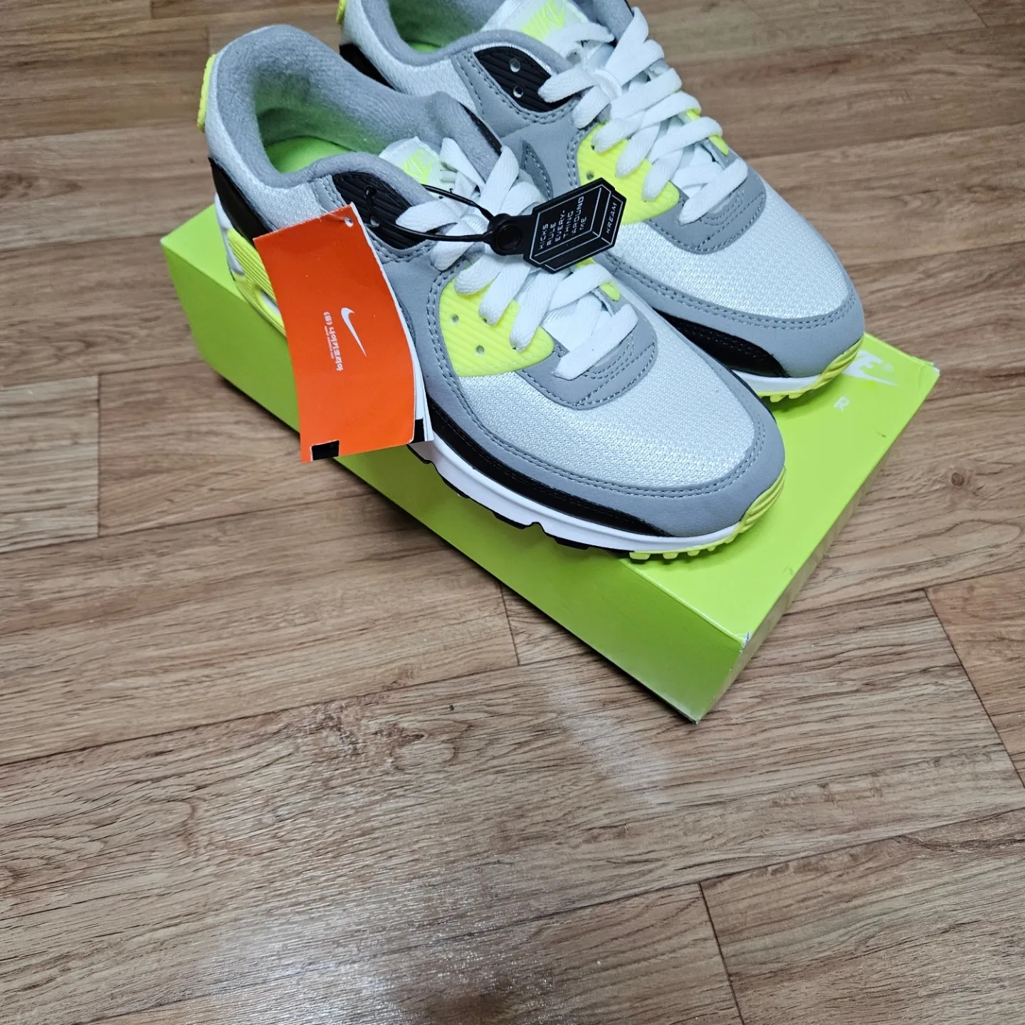 Nike Air Max 90 OG Volt 2020 착용 스타일 - 2