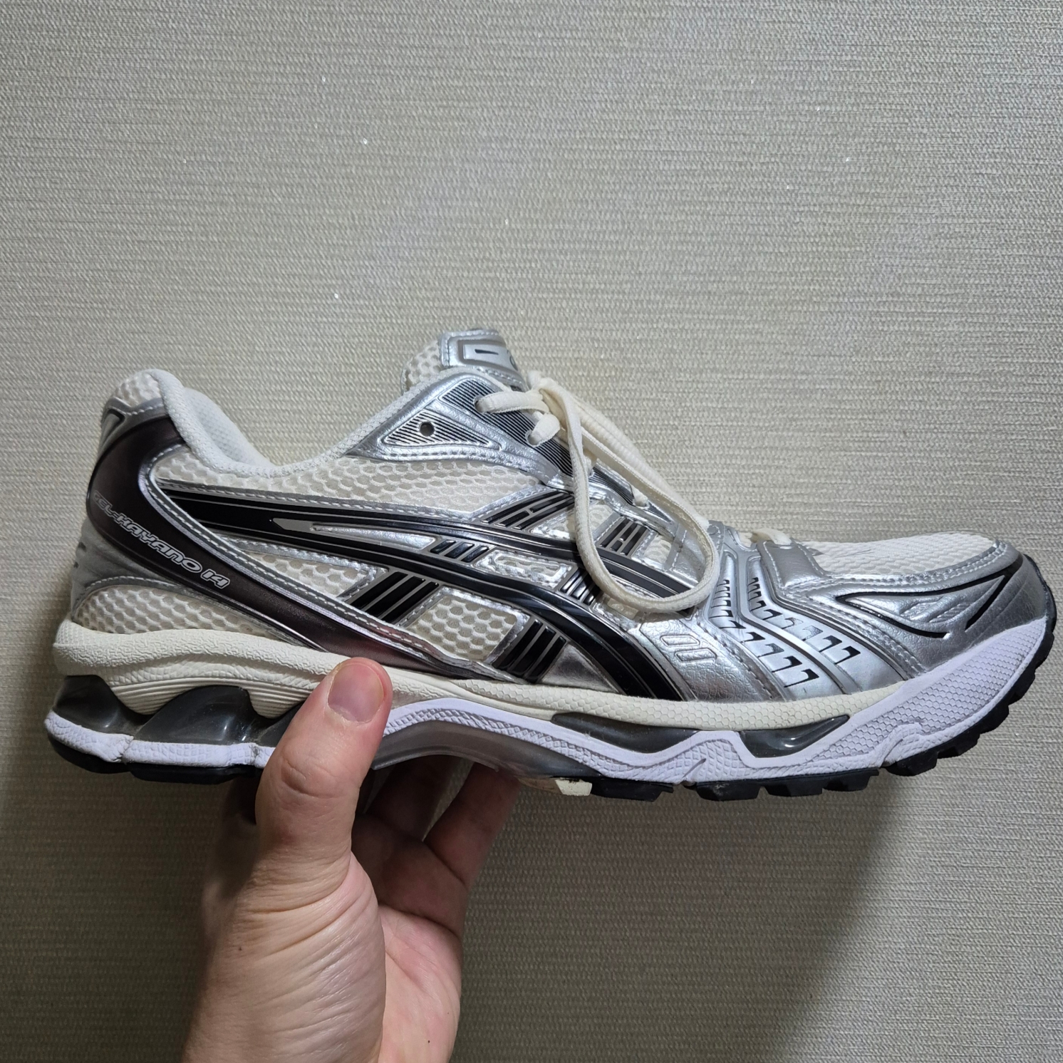 Asics Gel-Kayano 14 Cream Black 착용 스타일