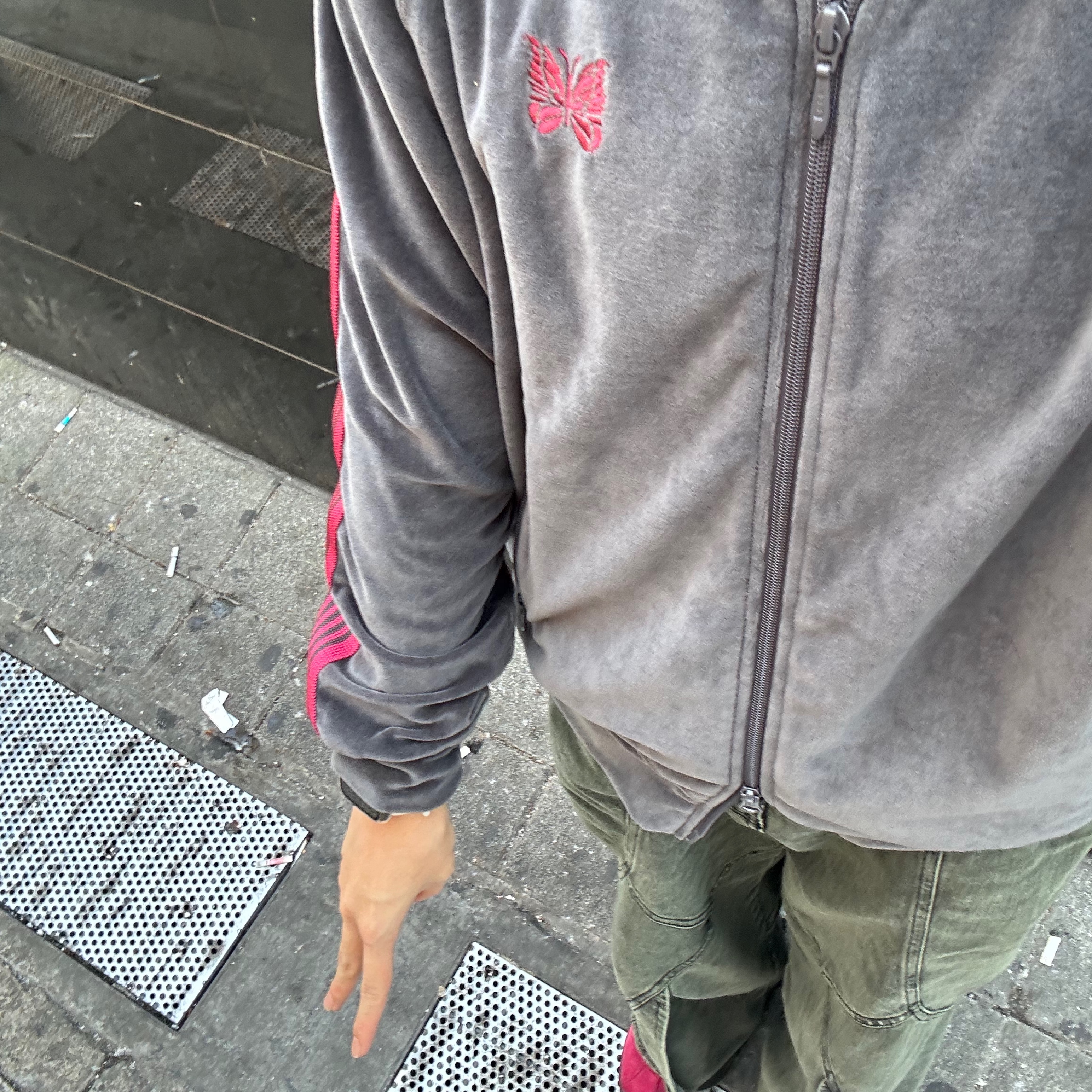 Needles R.C. Track Jacket Velour Charcoal, Adidas Tobacco Gruen Collegiate Burgundy 착용 스타일 - 1