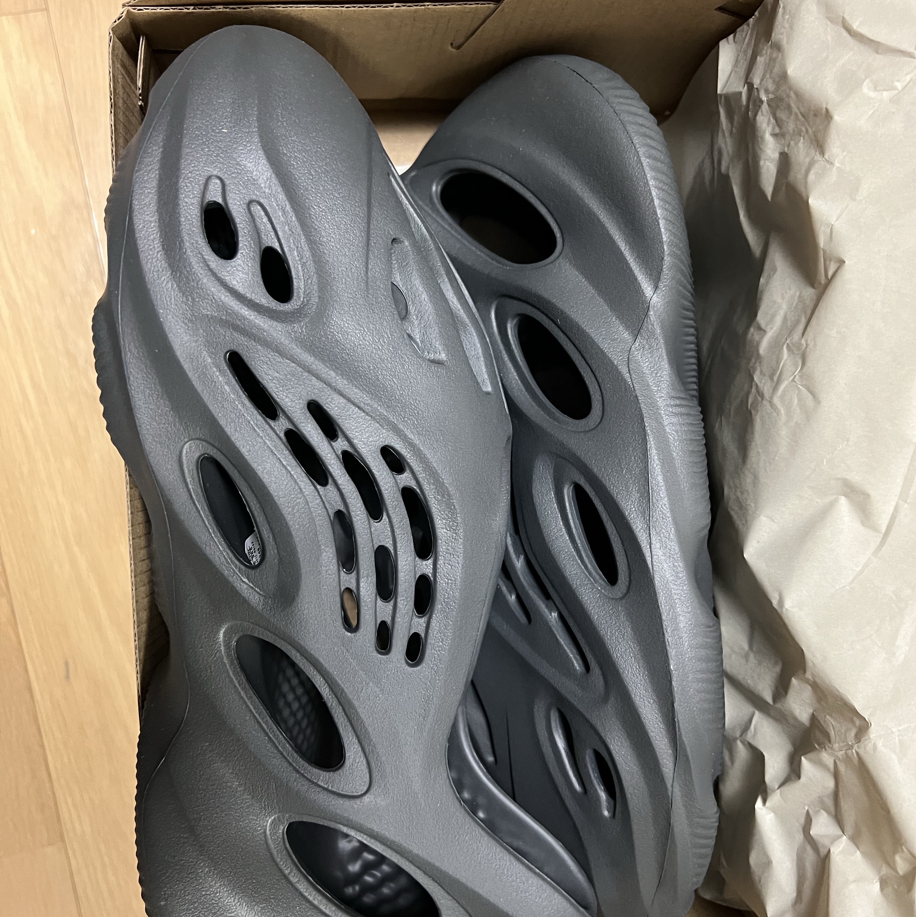 Adidas Yeezy Foam RNNR Carbon 착용 스타일