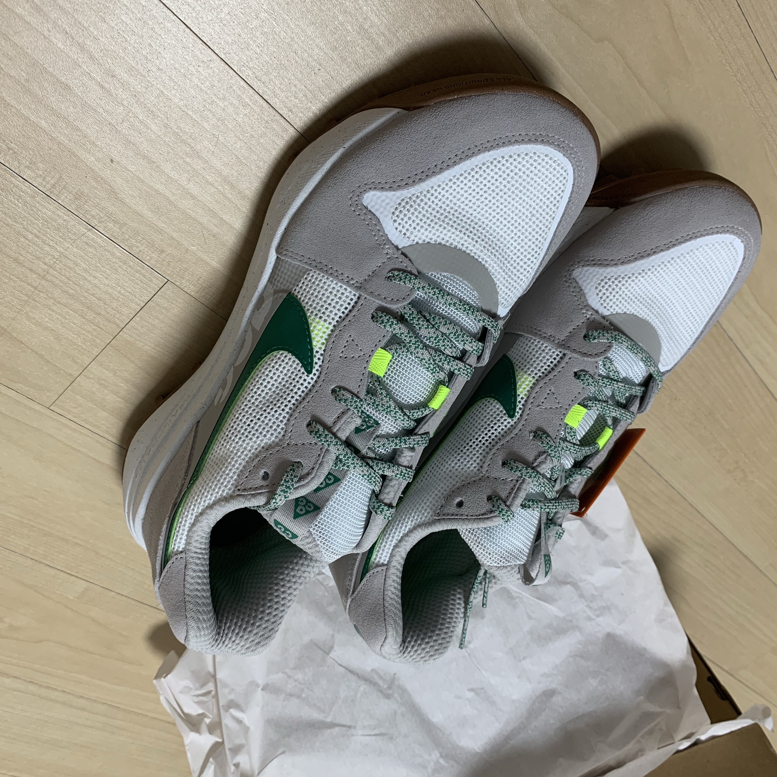 Nike ACG Lowcate Light Iron Ore 착용 스타일