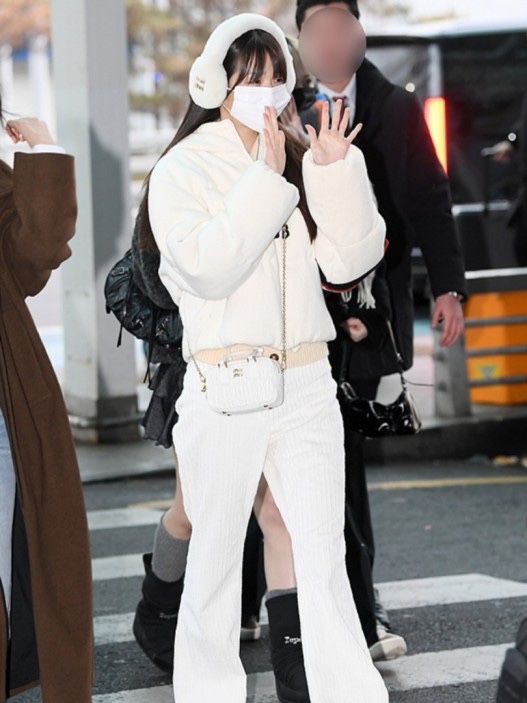 (W) Miu Miu Cropped Cashmere Down Jacket White 착용 스타일 - 2