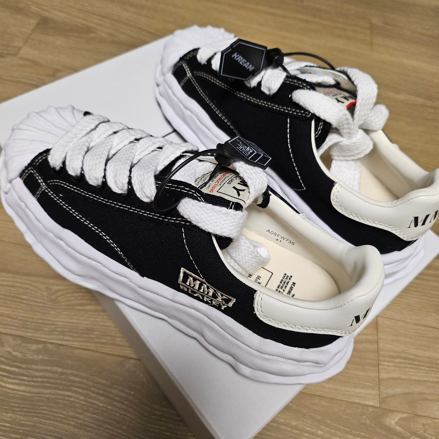 Maison Mihara Yasuhiro Blakey OG Sole Canvas Low-top Sneakers Black White 착용 스타일 - 1