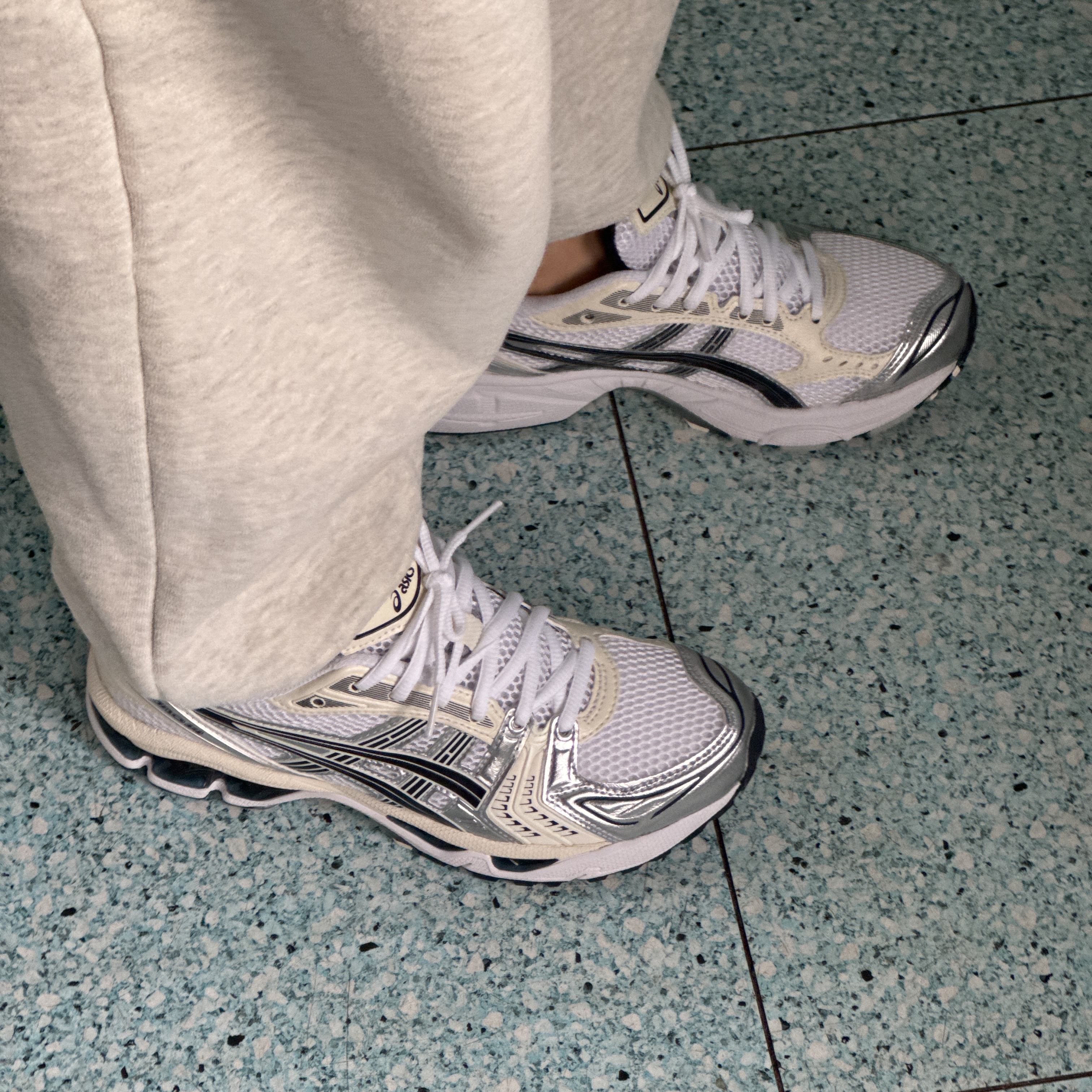 (W) Asics Gel-Kayano 14 White Midnight 착용 스타일
