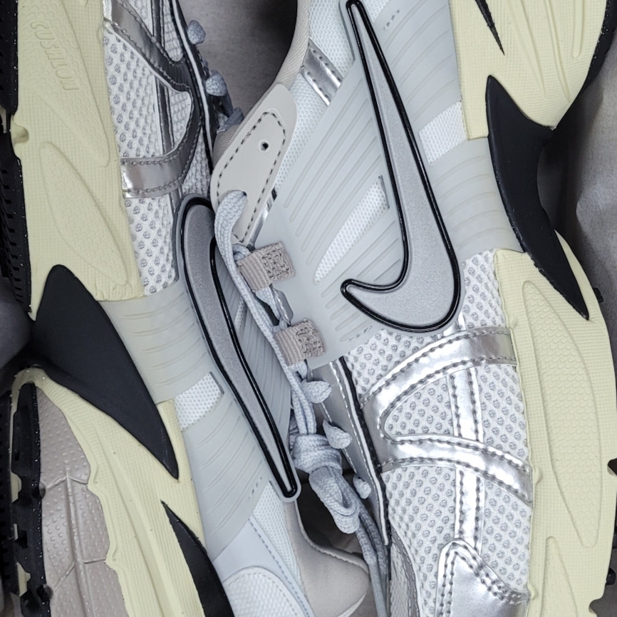Nike V2K Run Summit White Metallic Silver 착용 스타일