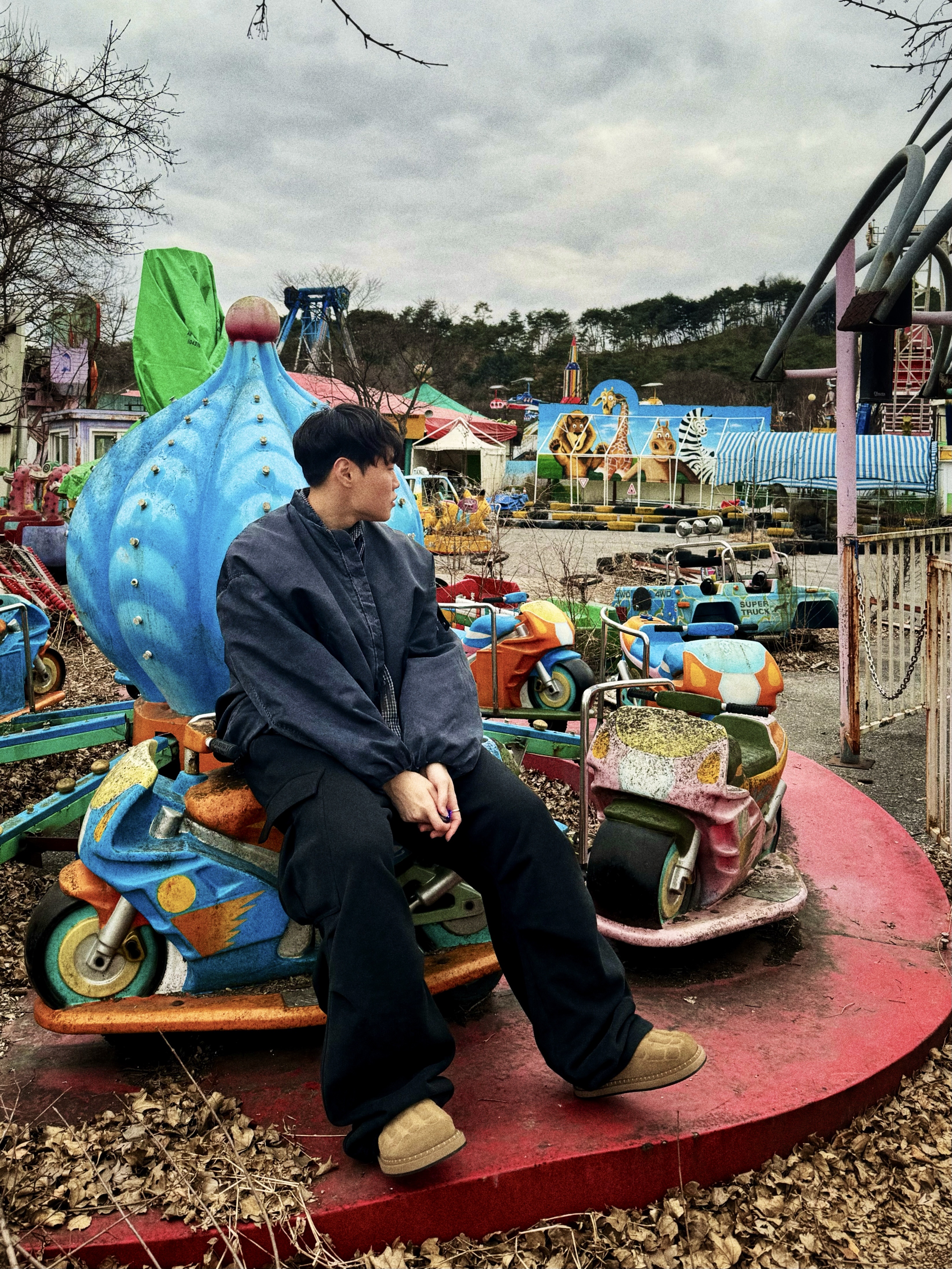 Nonnod x Undermycar Esker Jacket Crown Blue, Farfromwhat Far Oversized Cargo Sweatpants Black 착용 스타일 - 1