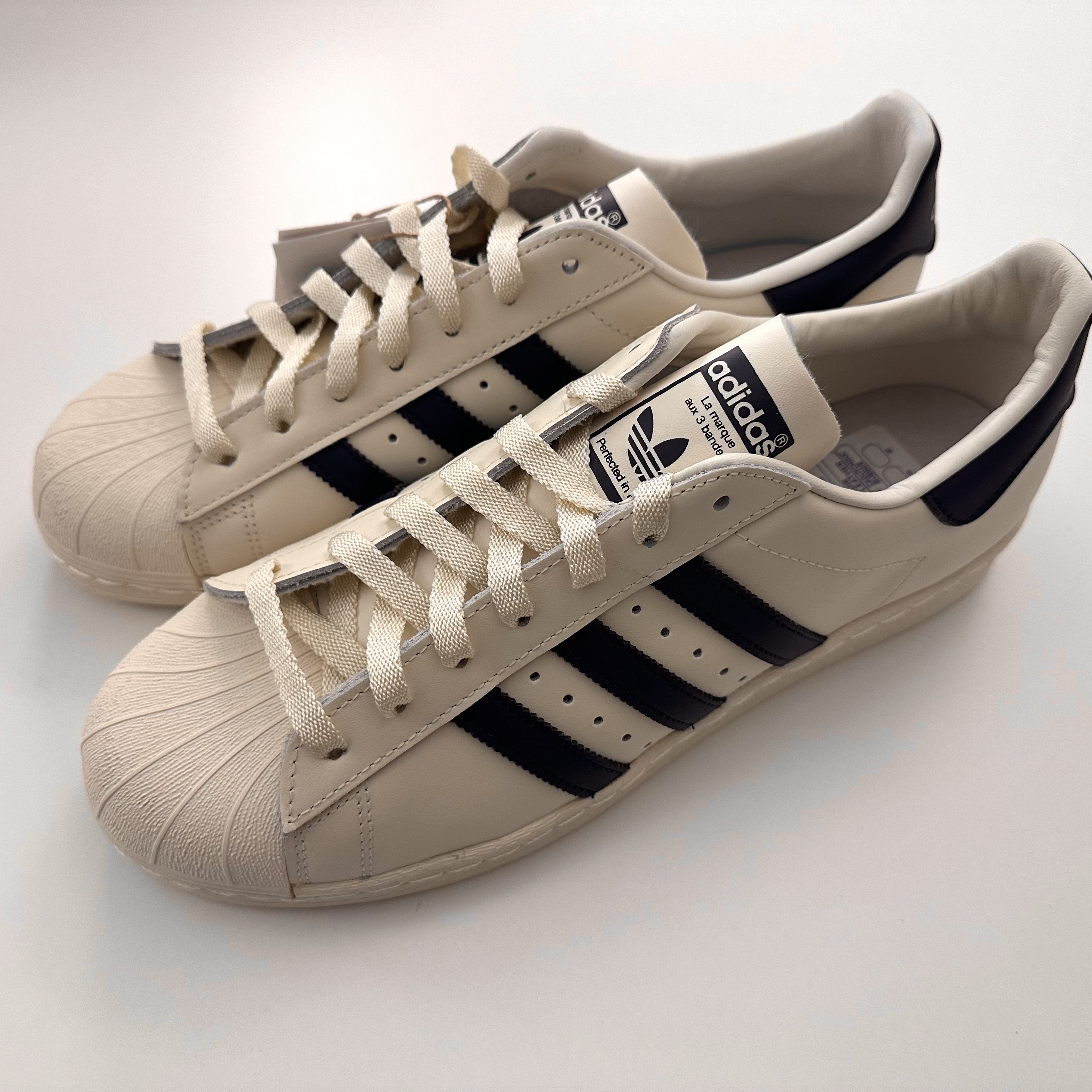 Adidas Superstar 82 White Dark Blue 착용 스타일 - 1