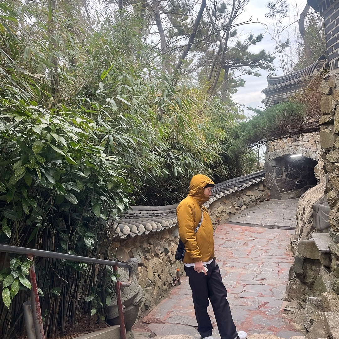 Arc'teryx Atom Heavyweight Hoody Yukon 착용 스타일