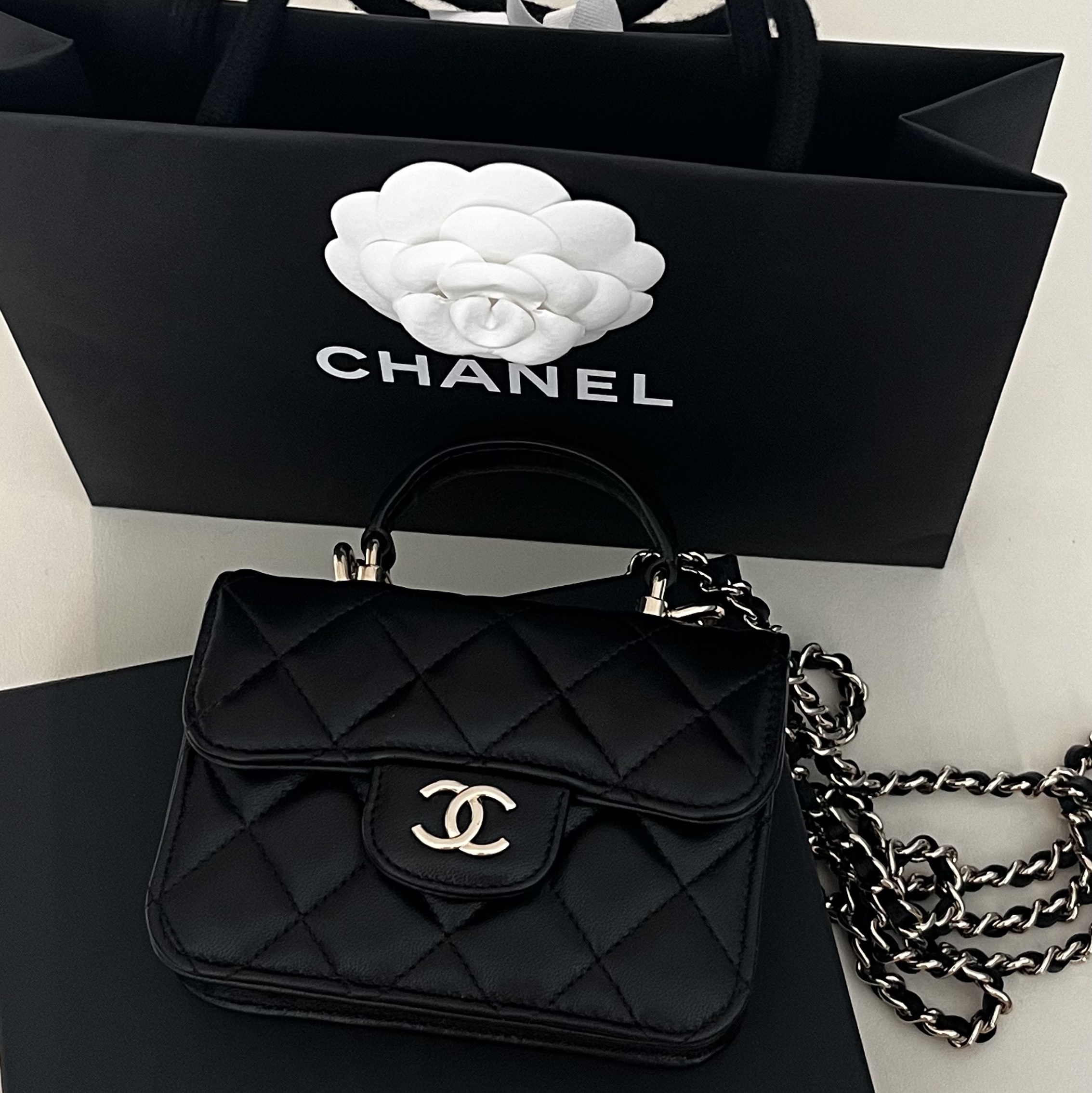 Chanel Flap Coin Purse with Chain Lambskin & Gold Black, Chanel Flap Coin Purse with Chain Lambskin & Gold Black 착용 스타일 - 1
