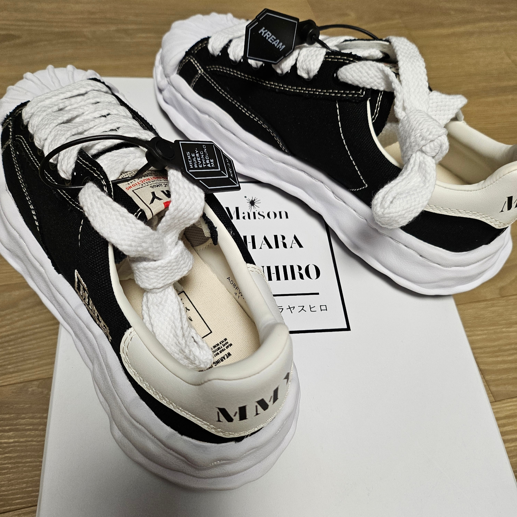 Maison Mihara Yasuhiro Blakey OG Sole Canvas Low-top Sneakers Black White 착용 스타일 - 3