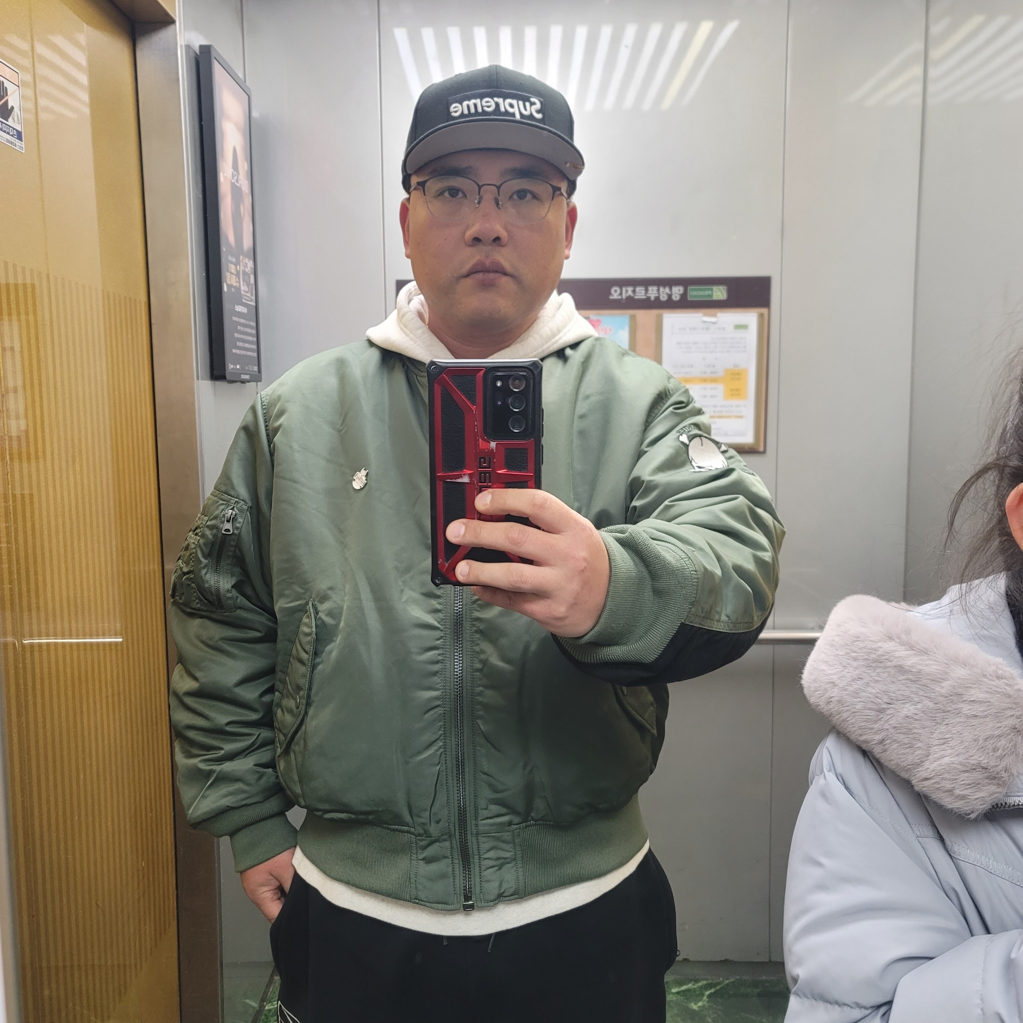 Supreme x Bounty Hunter MA-1 Jacket Olive - 23FW 착용 스타일 - 1