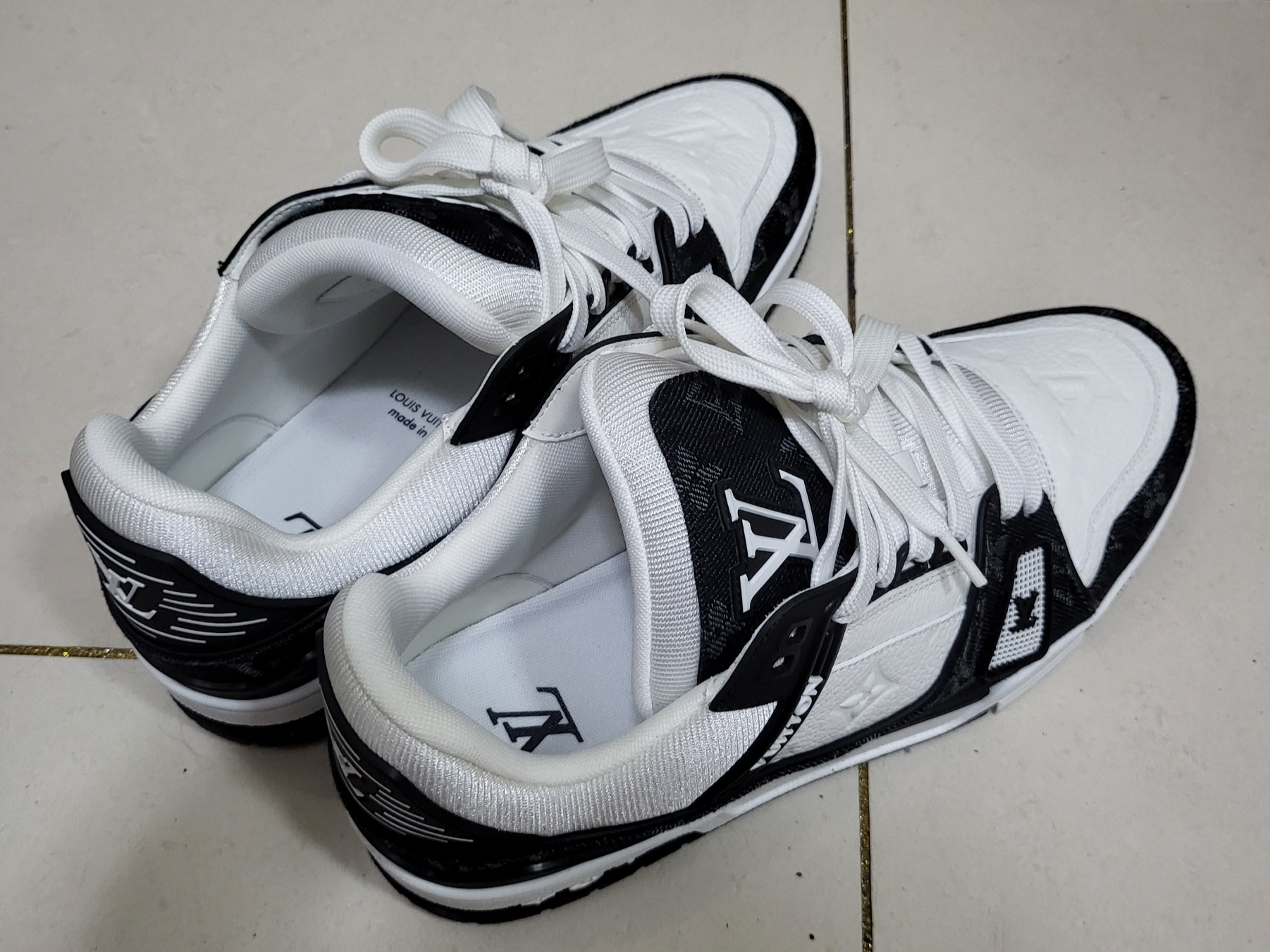 Louis Vuitton LV Trainer Sneakers Monogram Denim Black 착용 스타일