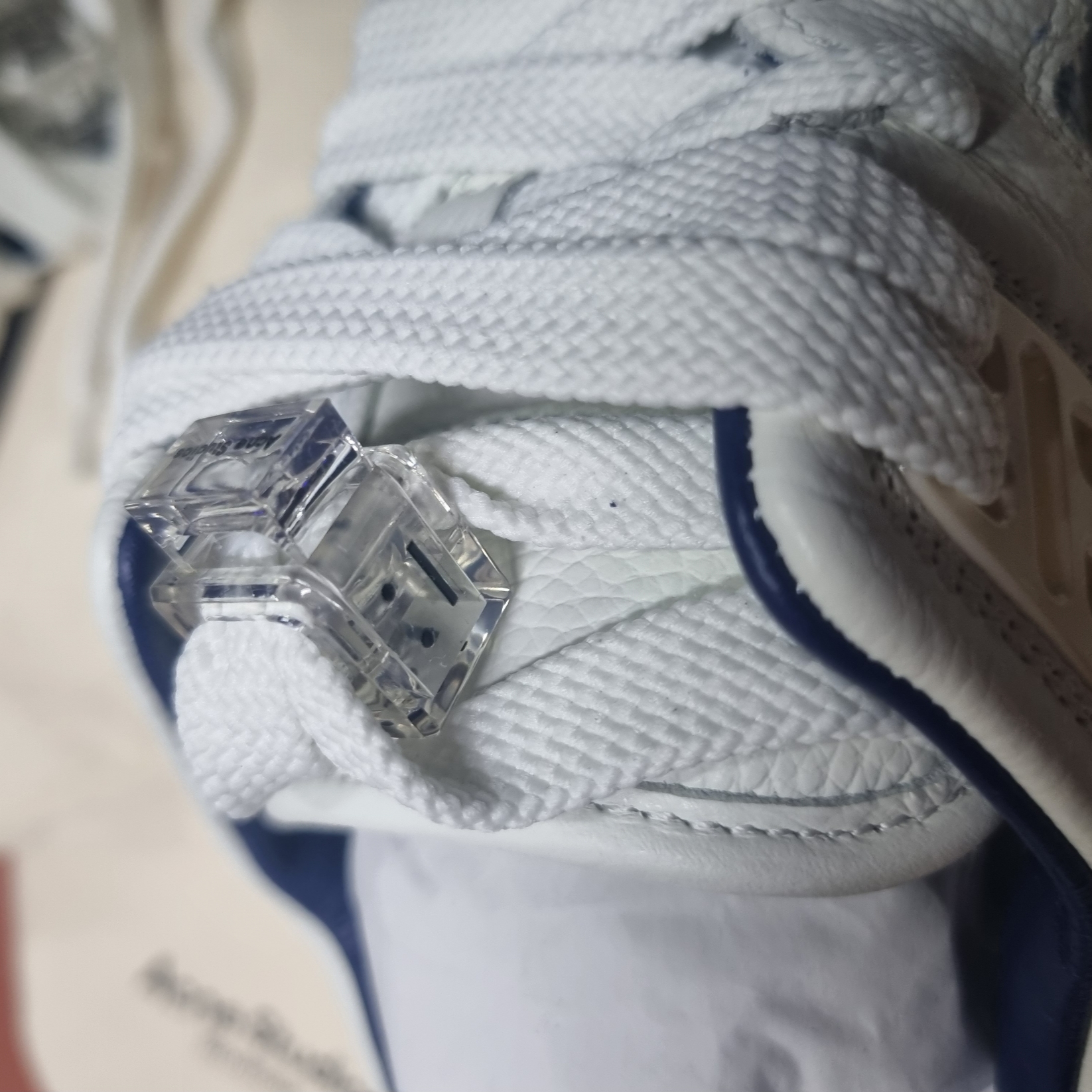 (W) Acne Studios Low Top Sneakers White Blue 착용 스타일 - 9