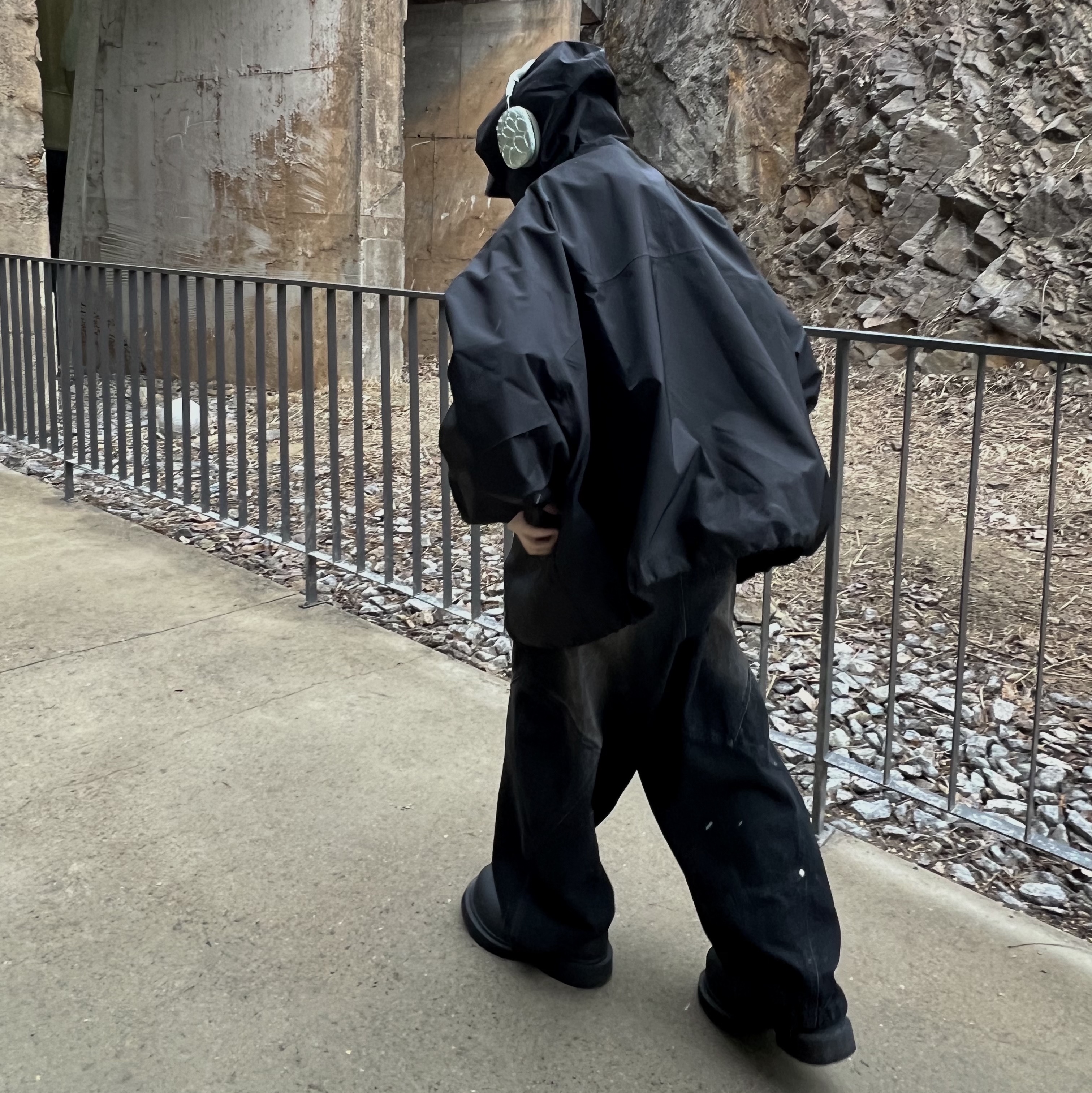 Yeezy Gap Engineered By Balenciaga T-Cut Parka Black, Balenciaga Steroid Derby Black 착용 스타일 - 1
