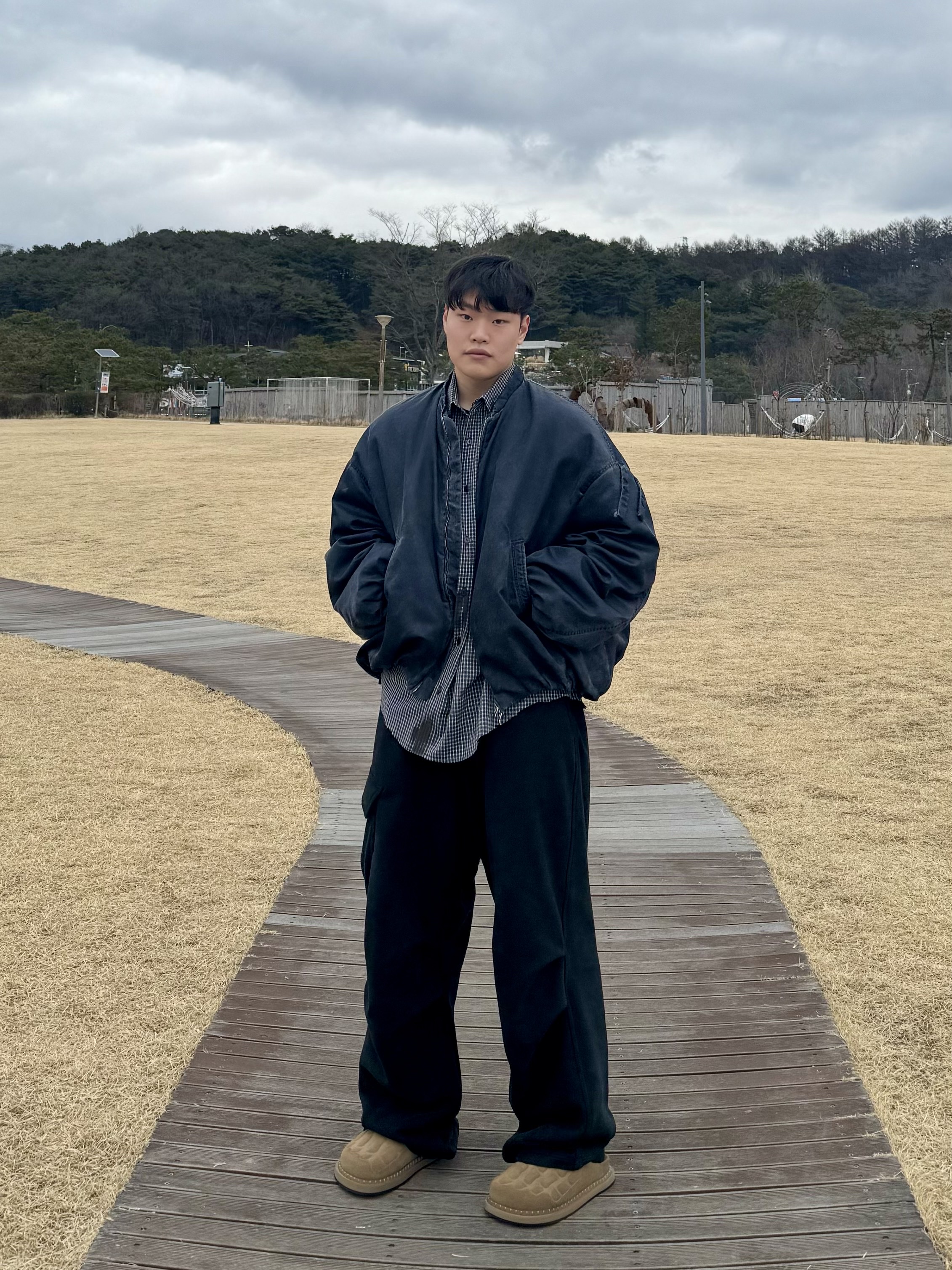 Nonnod x Undermycar Esker Jacket Crown Blue, Farfromwhat Far Oversized Cargo Sweatpants Black 착용 스타일 - 3