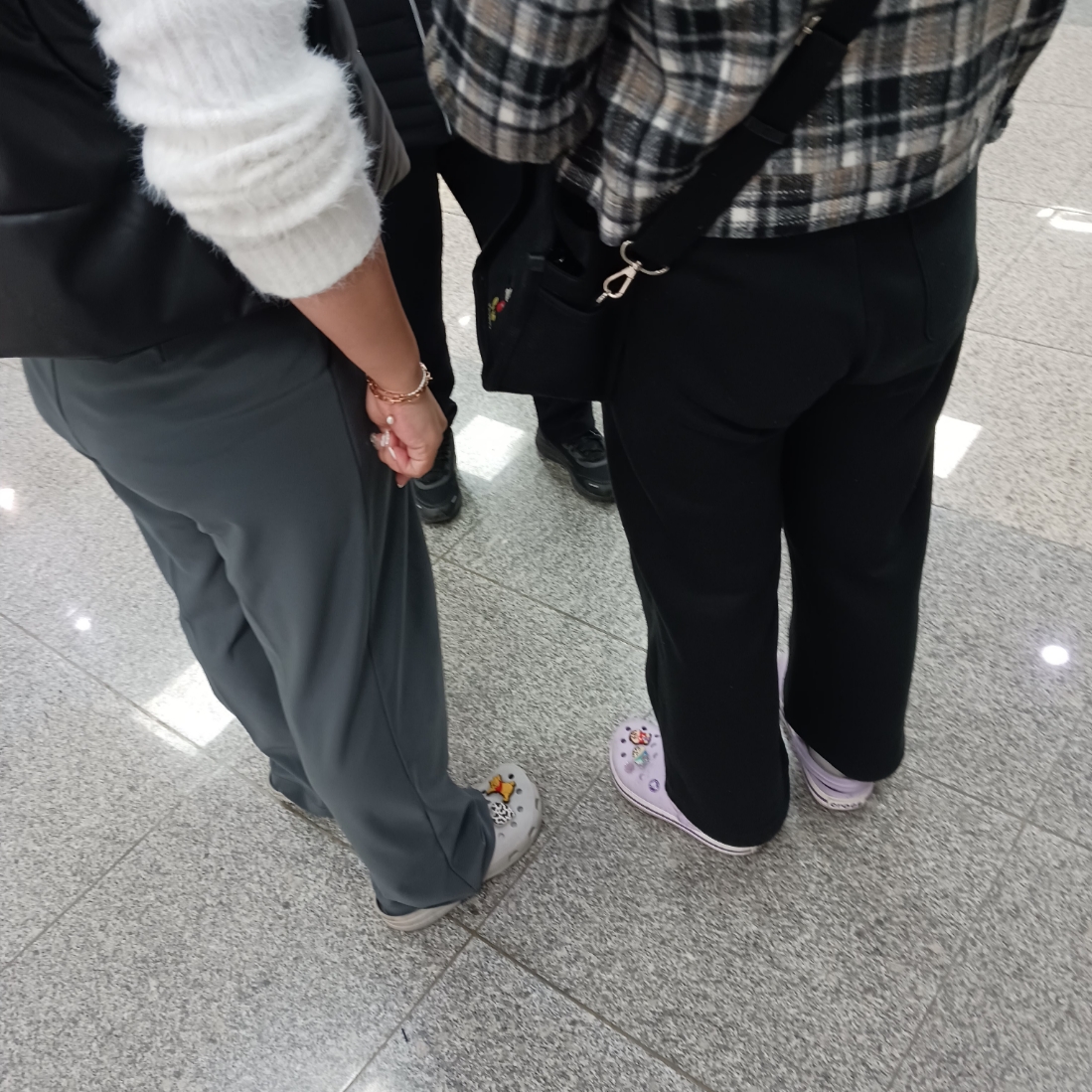 크록스 클래식 클로그 본, (키즈) 크록스 크록밴드 클로그 라벤더 네온 퍼플 착용 스타일 - 1