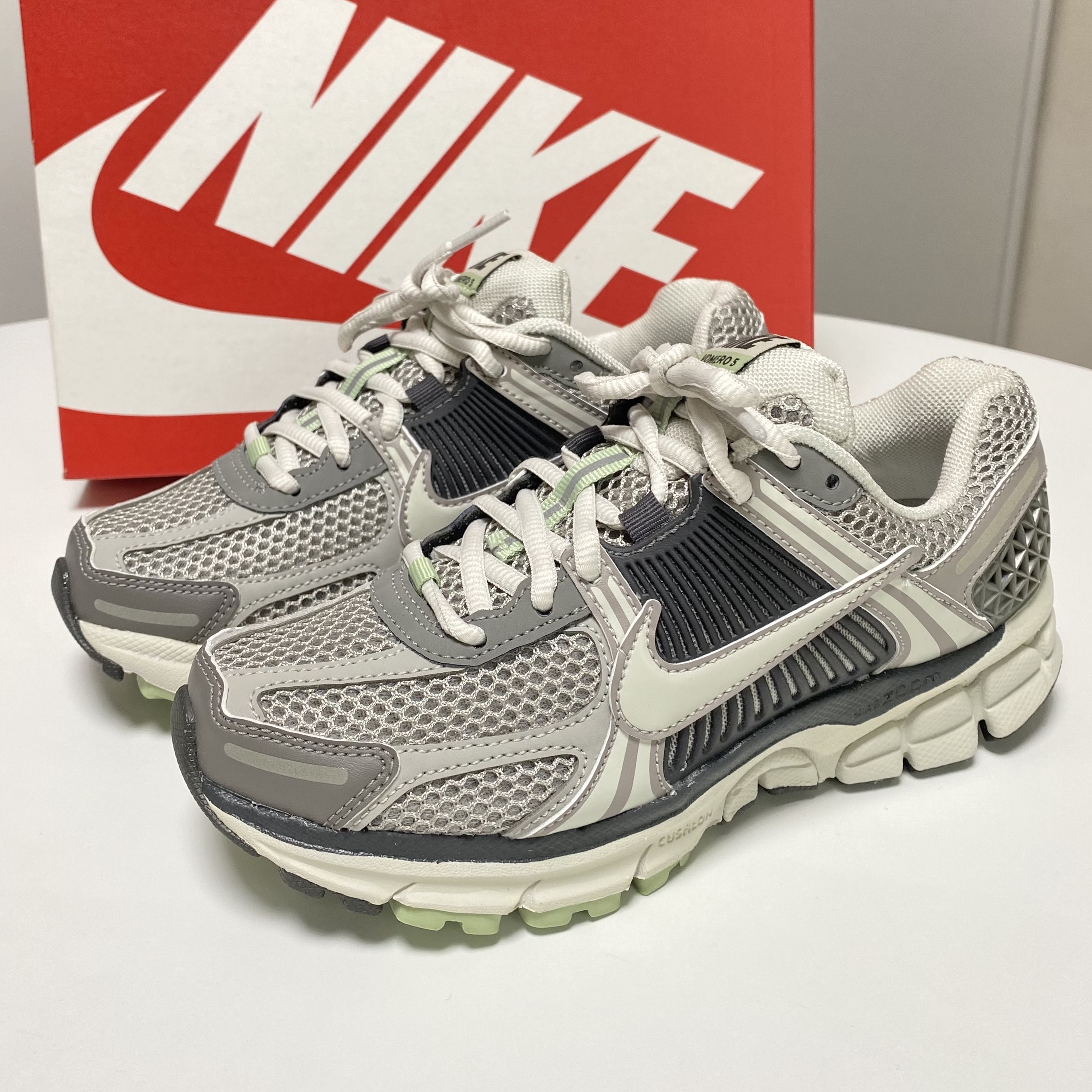 (W) Nike Zoom Vomero 5 Cobblestone and Flat Pewter 착용 스타일