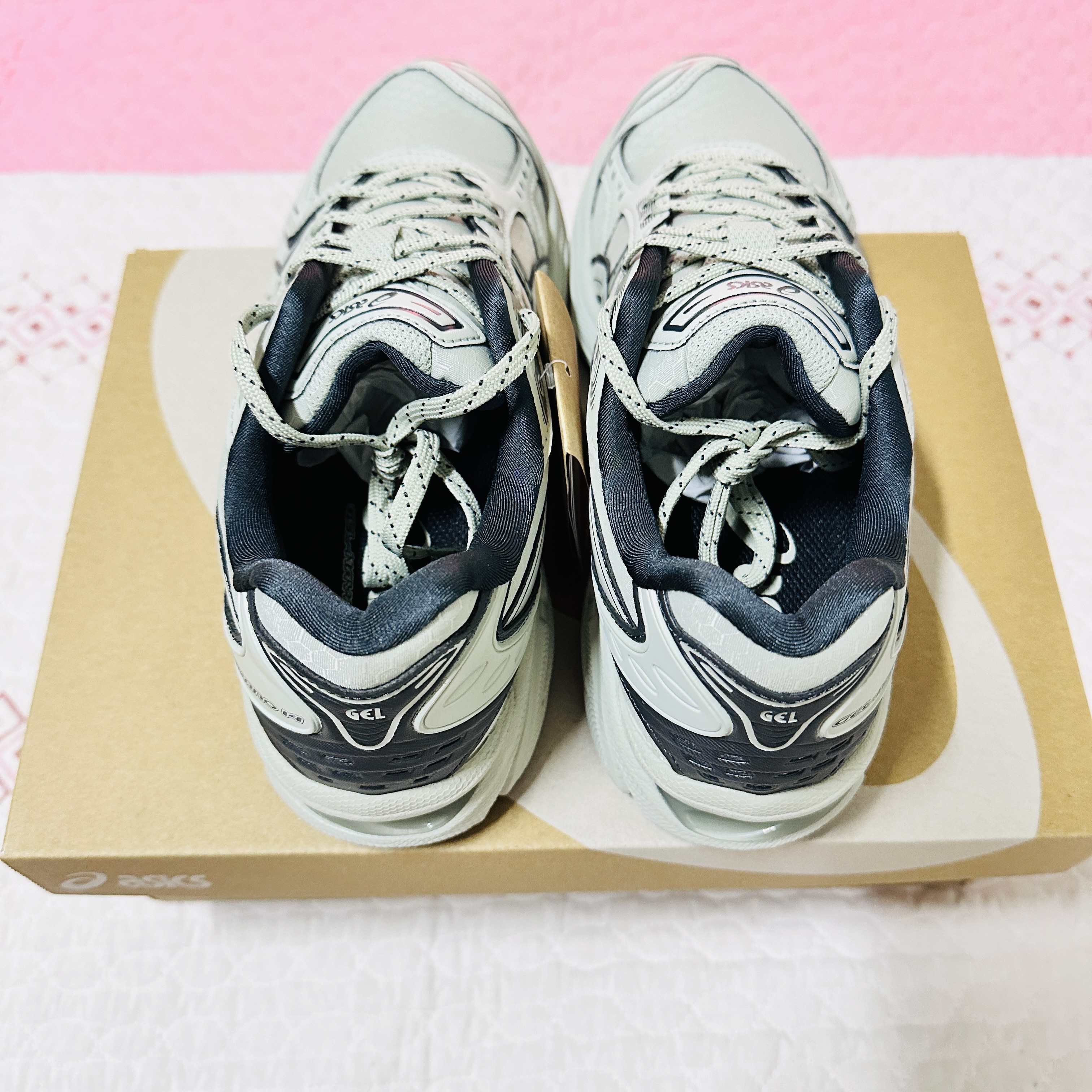 Asics Gel-Kayano 14 Earthenware Pack White Sage Graphite Grey 착용 스타일 - 3