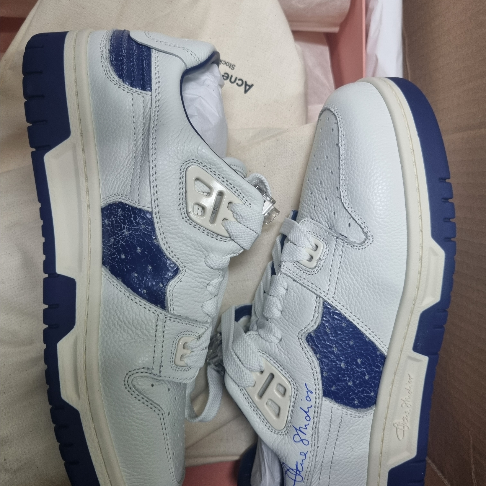 (W) Acne Studios Low Top Sneakers White Blue 착용 스타일 - 8