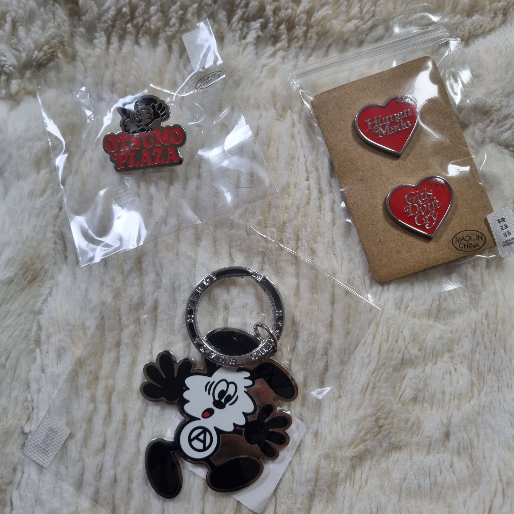 Human Made x Verdy Girls Don't Cry GDC Pins Red (Set of 2) - Otsumo Plaza Exclusive, Verdy Otsumo Plaza Key Charm Vick Silver - Otsumo Plaza Exclusive 착용 스타일