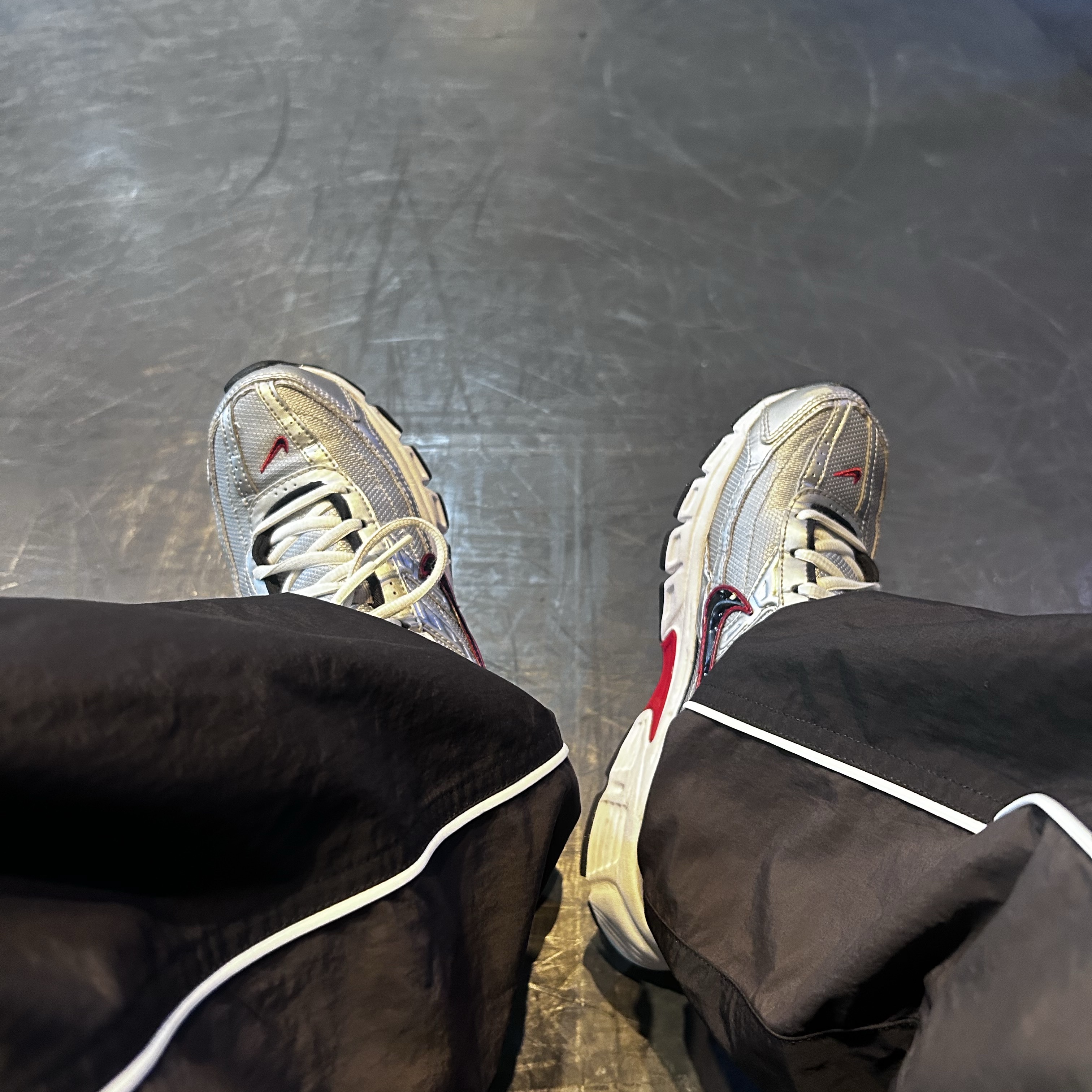 Nike Initiator Metallic Silver Black 착용 스타일