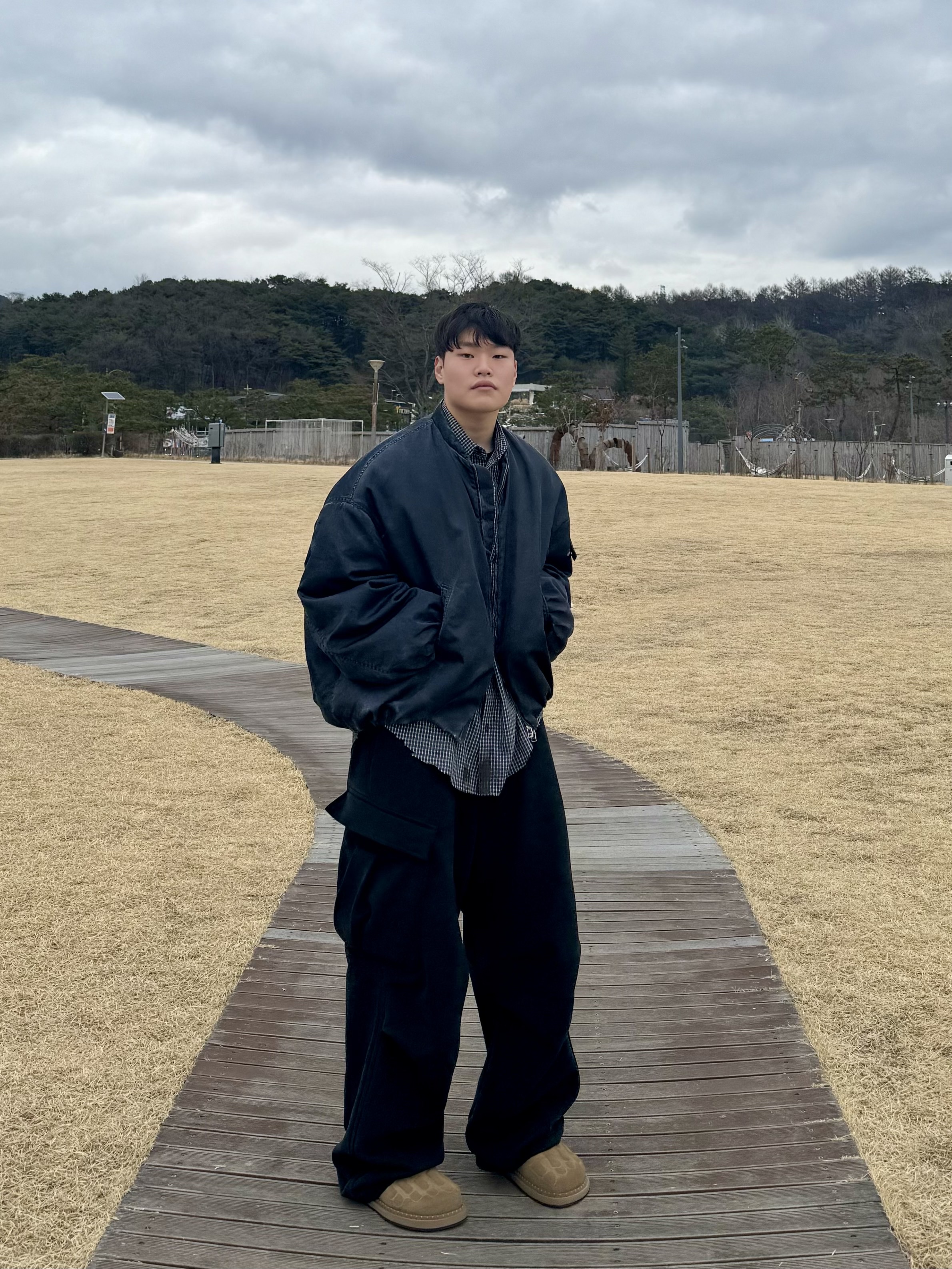 Nonnod x Undermycar Esker Jacket Crown Blue, Farfromwhat Far Oversized Cargo Sweatpants Black 착용 스타일 - 2