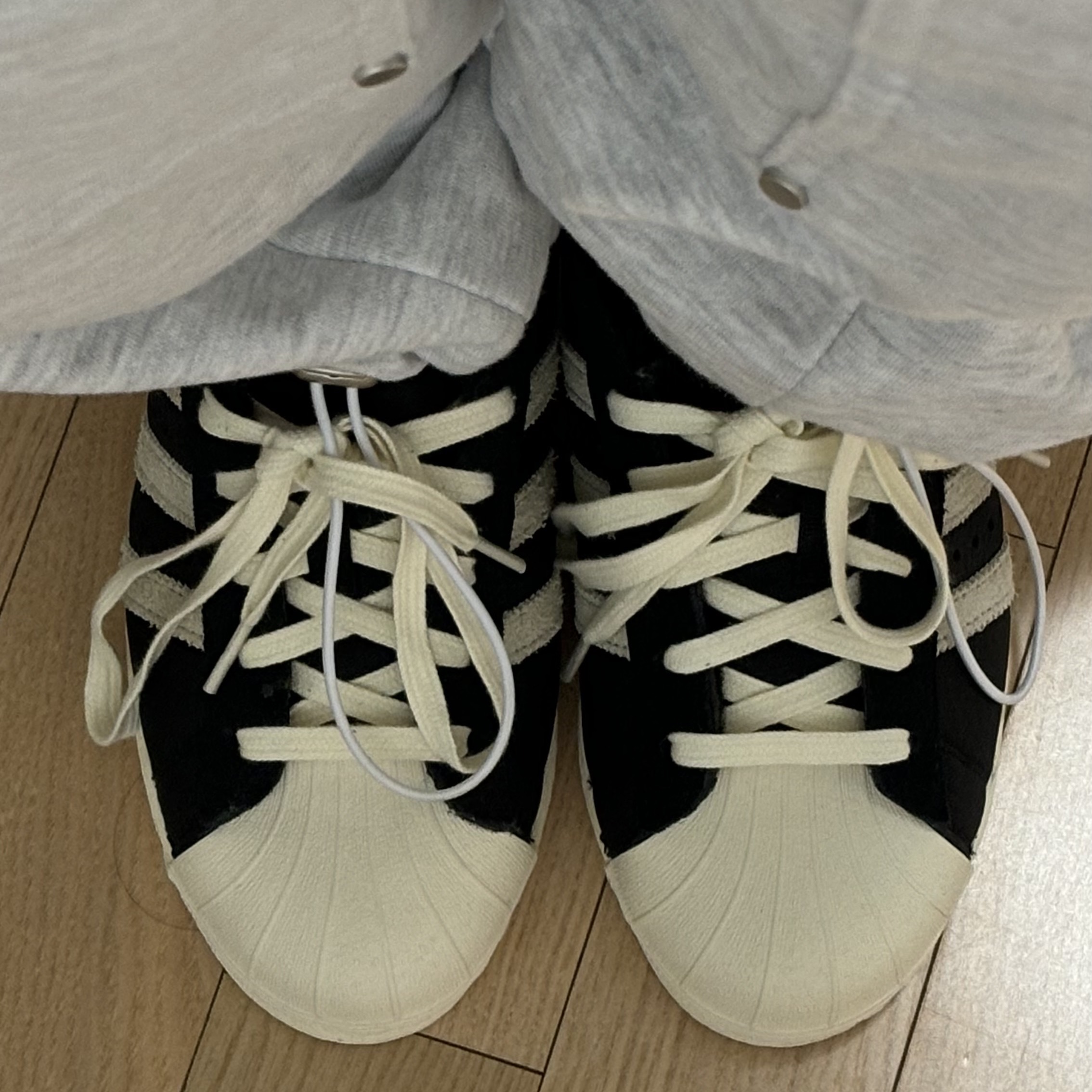 Adidas Superstar 82 Black White 착용 스타일 - 2