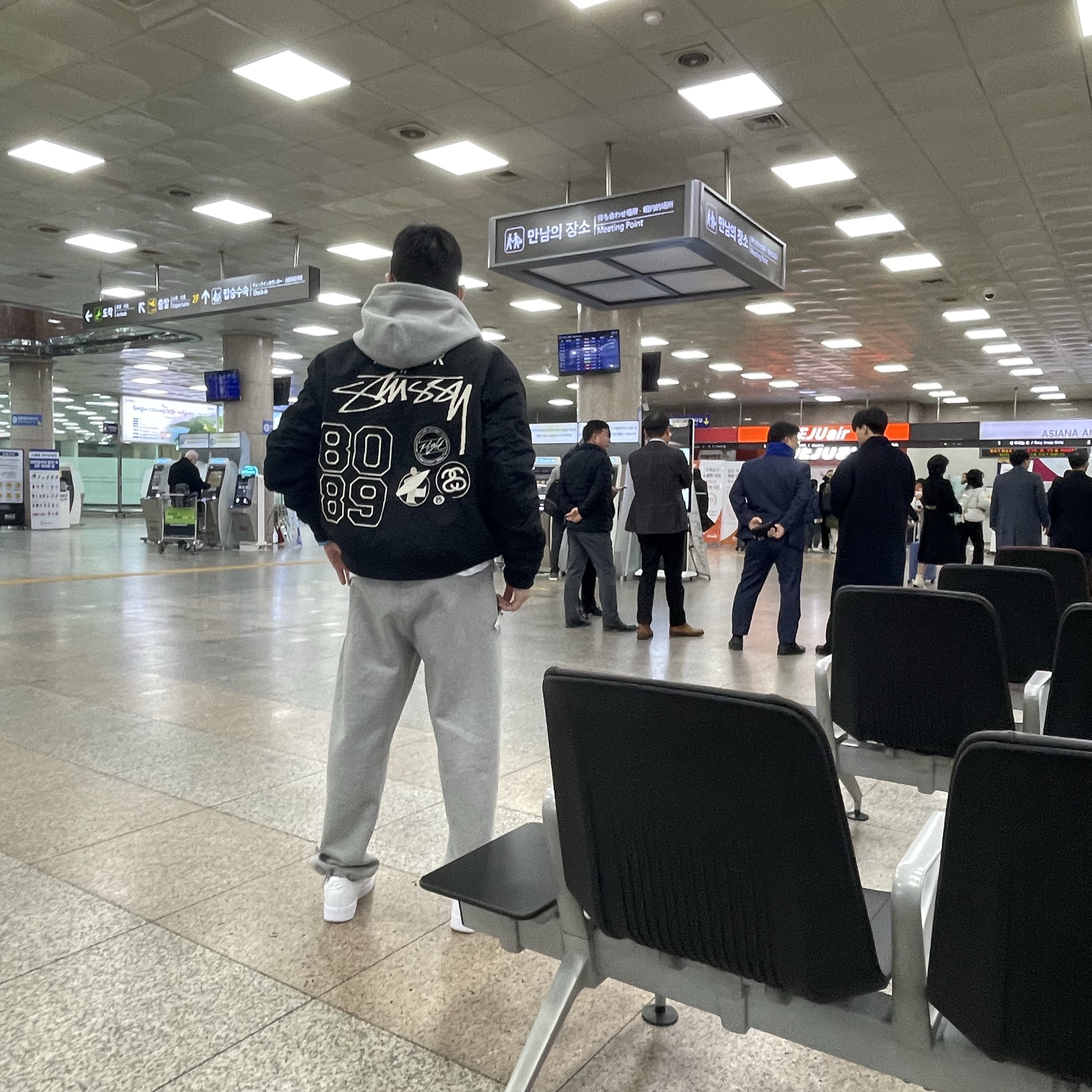 Nike x Stussy Reversible Jacket Black (FJ9153-010), Nike Air Force 1 '07 Low White 착용 스타일