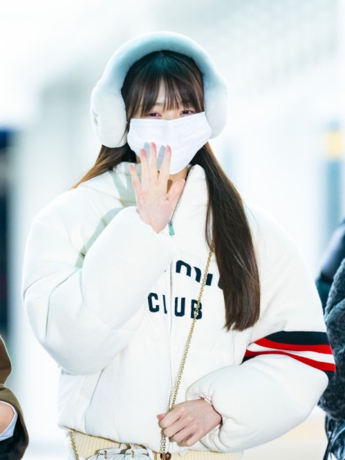 (W) Miu Miu Cropped Cashmere Down Jacket White 착용 스타일 - 1