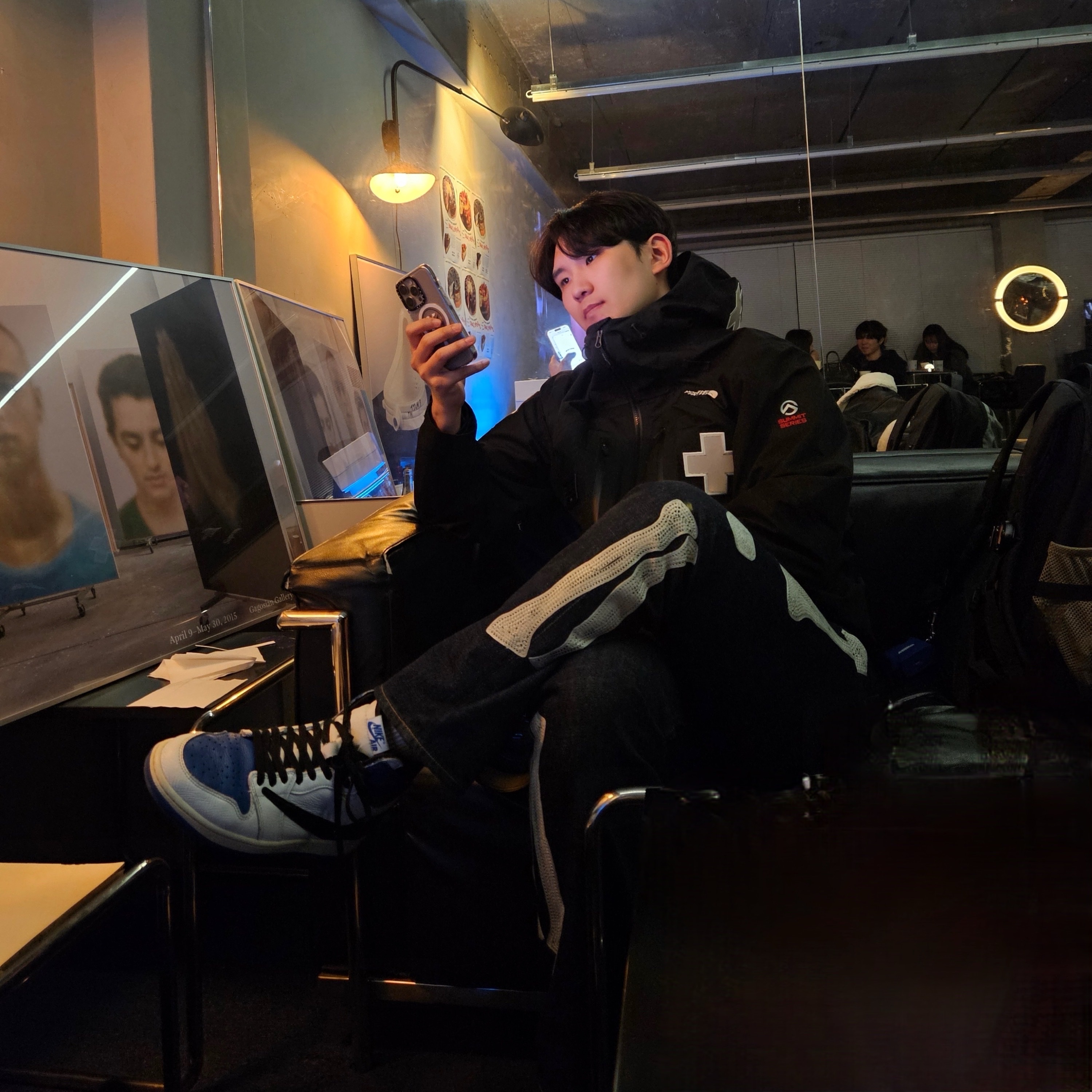 Jordan 1 x Travis Scott x Fragment Retro High OG SP Military Blue, Kapital Fleece Big Crewneck Sweat Heather Charcoal 착용 스타일