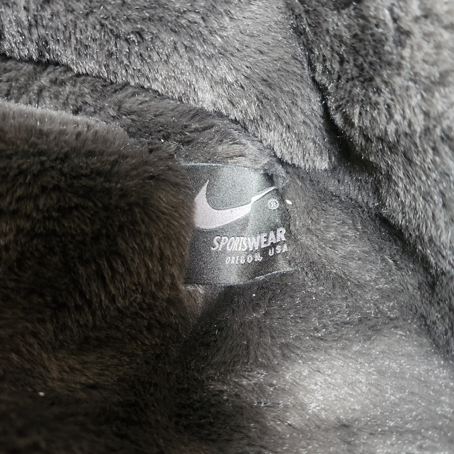 Nike NSW Faux Fur Blanket Velvet Brown 착용 스타일 - 1