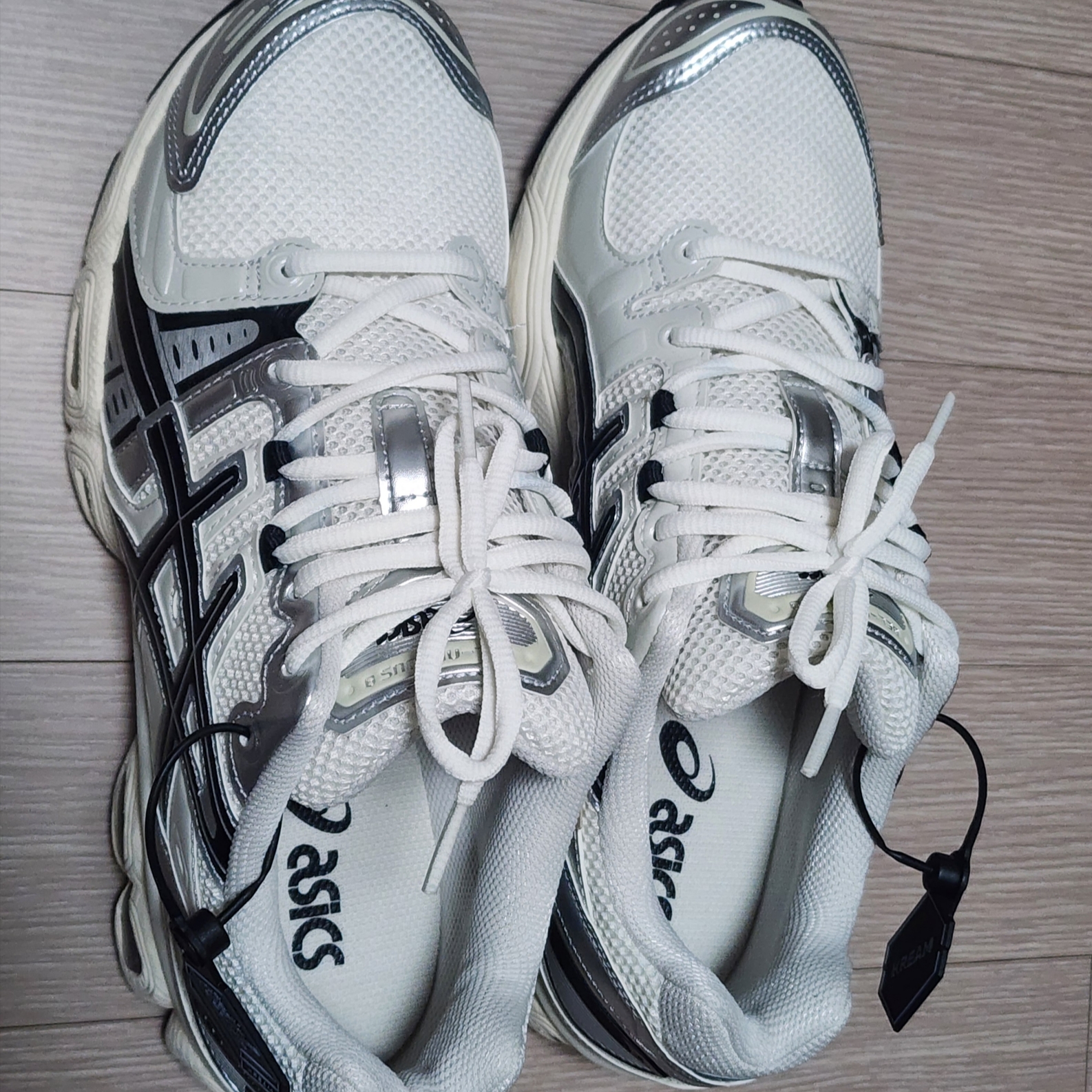 Asics Gel-Nimbus 9 Cream Black 착용 스타일