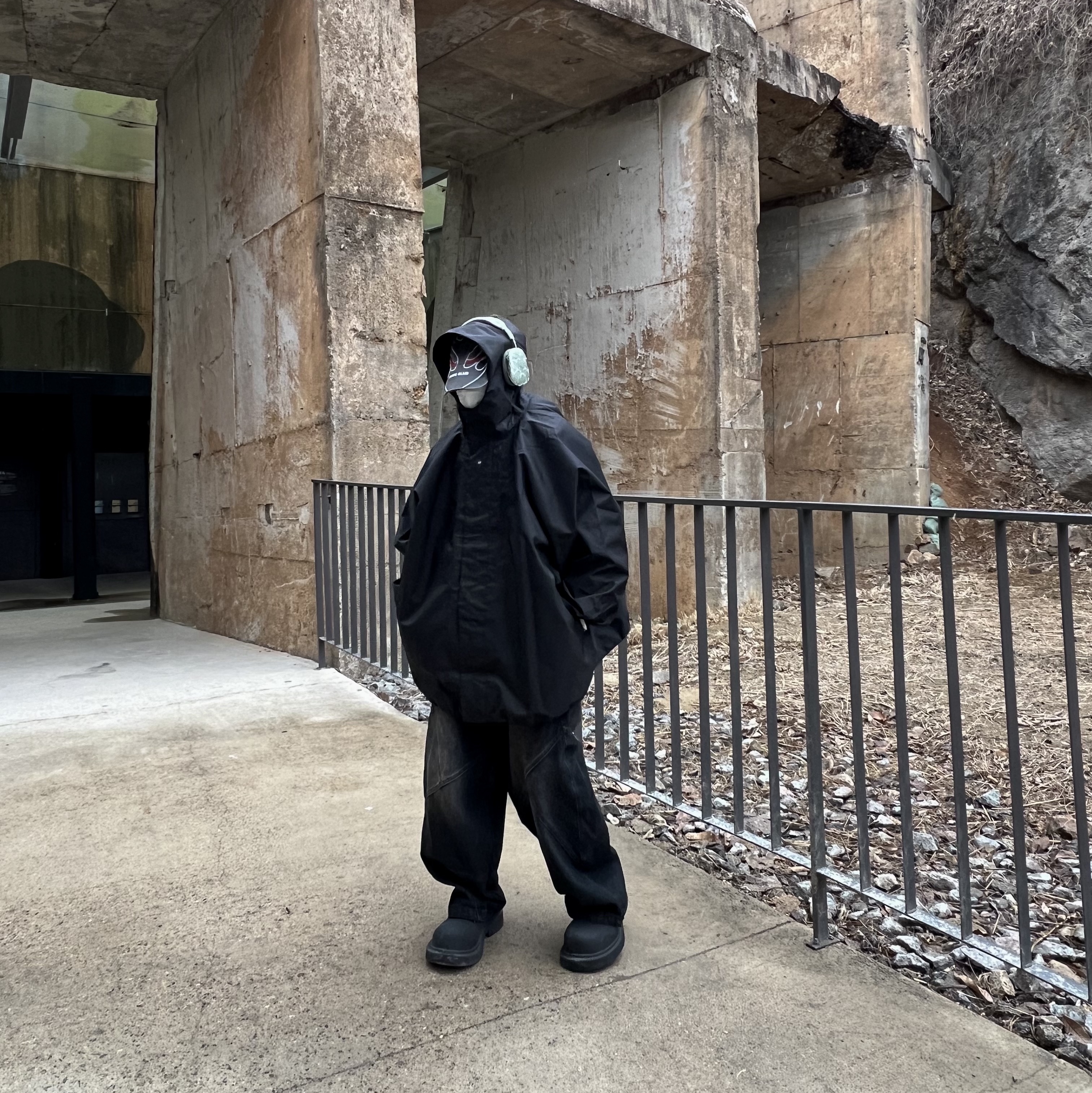 Yeezy Gap Engineered By Balenciaga T-Cut Parka Black, Balenciaga Steroid Derby Black 착용 스타일 - 3
