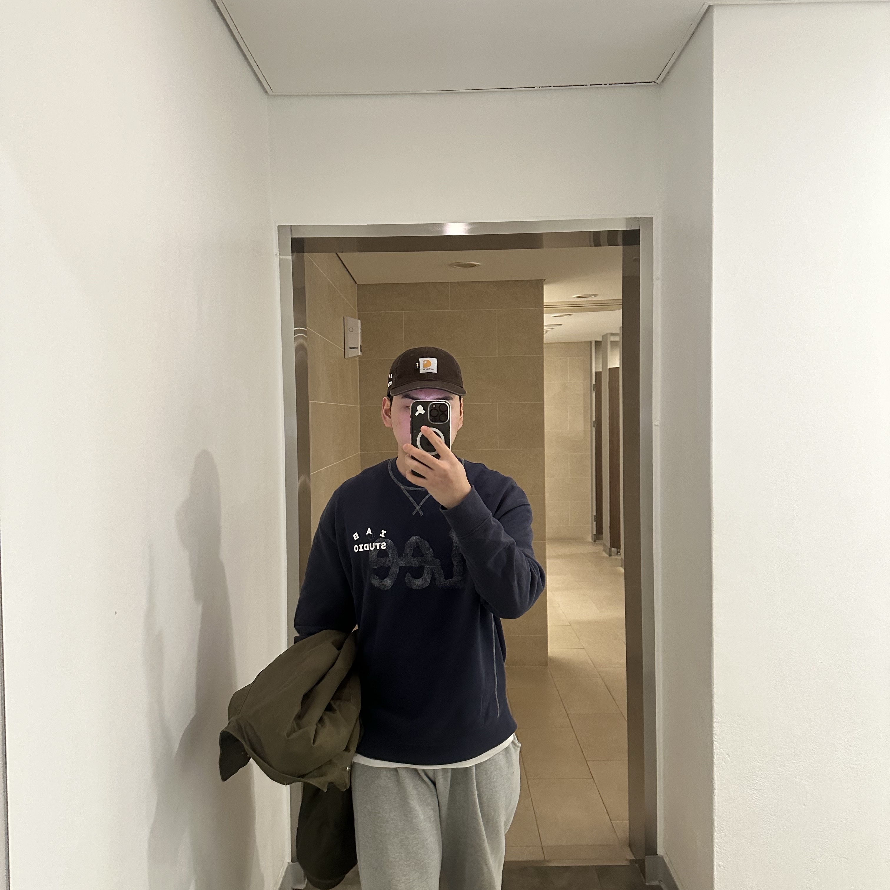 Carhartt WIP x IAB Studio Canvas 6-Panel Cap Tobacco, IAB Studio x Lee Pigment Sweatshirt Indigo Navy 착용 스타일 - 1