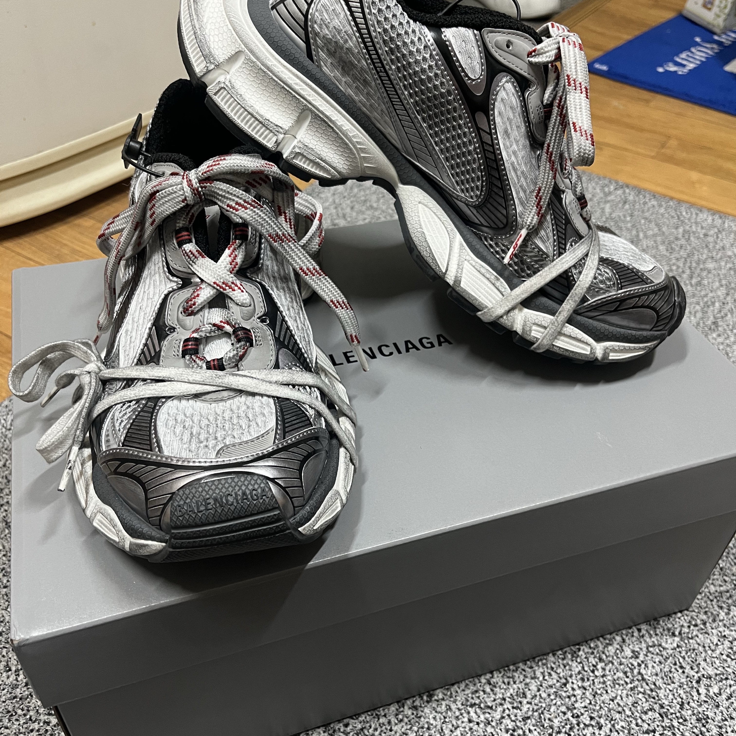 Balenciaga 3XL Sneakers Grey White Red 착용 스타일 - 3