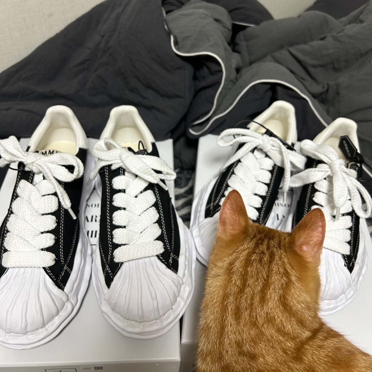 Maison Mihara Yasuhiro Blakey OG Sole Canvas Low-top Sneakers Black White 착용 스타일 - 4