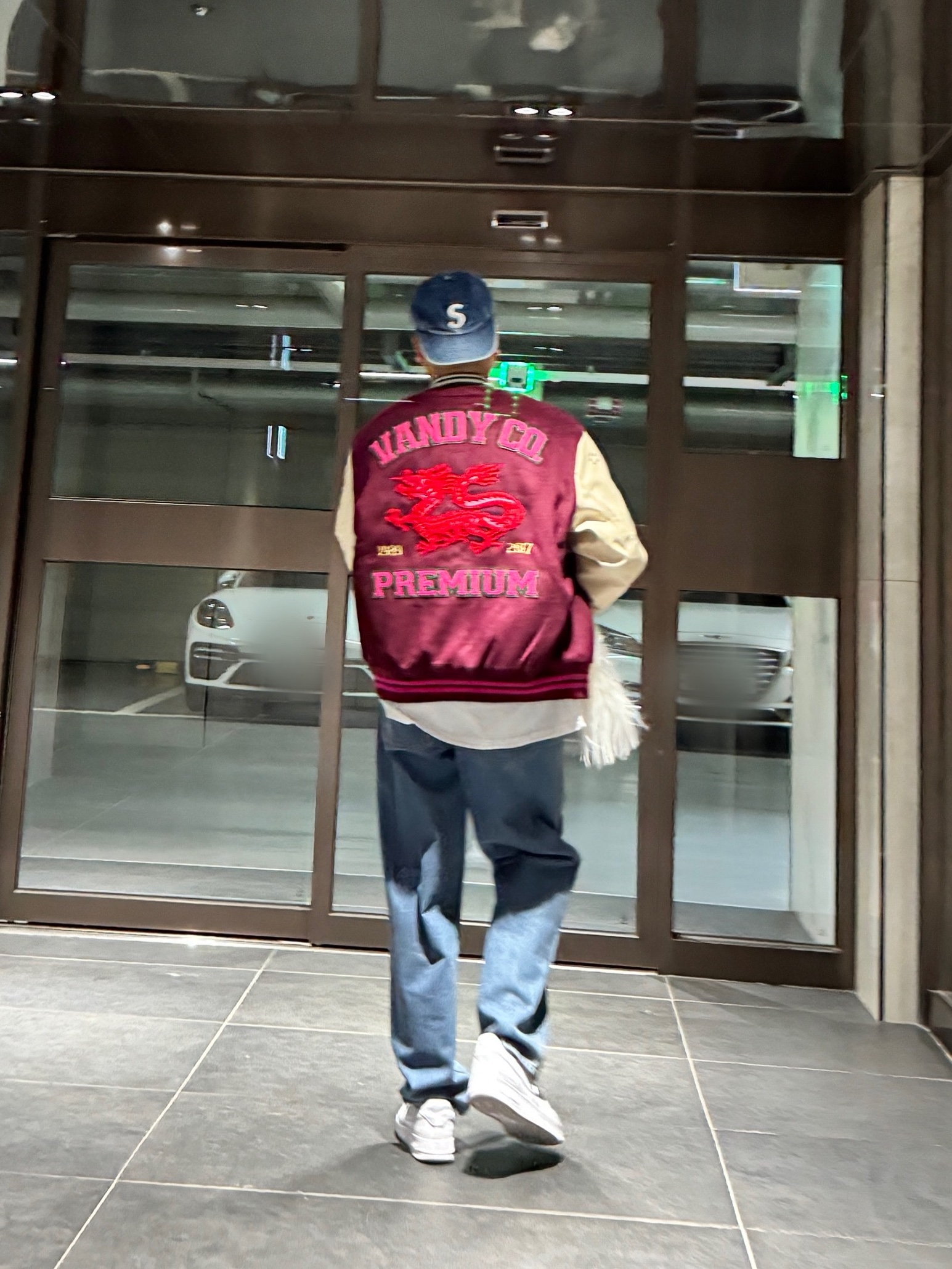 Vandy The Pink Year Of Dragon Varsity Jacket Burgundy, Nike x 1017 Alyx 9SM Air Force 1 Low SP White 착용 스타일 - 1