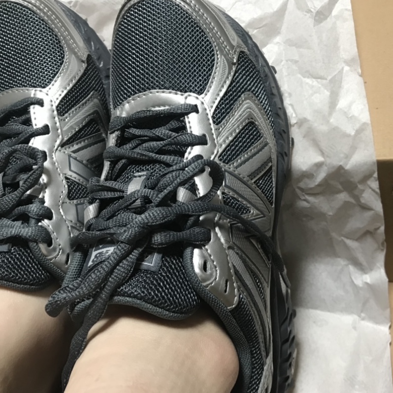 New Balance 410v5 Black Silver - 2E Wide 착용 스타일 - 1