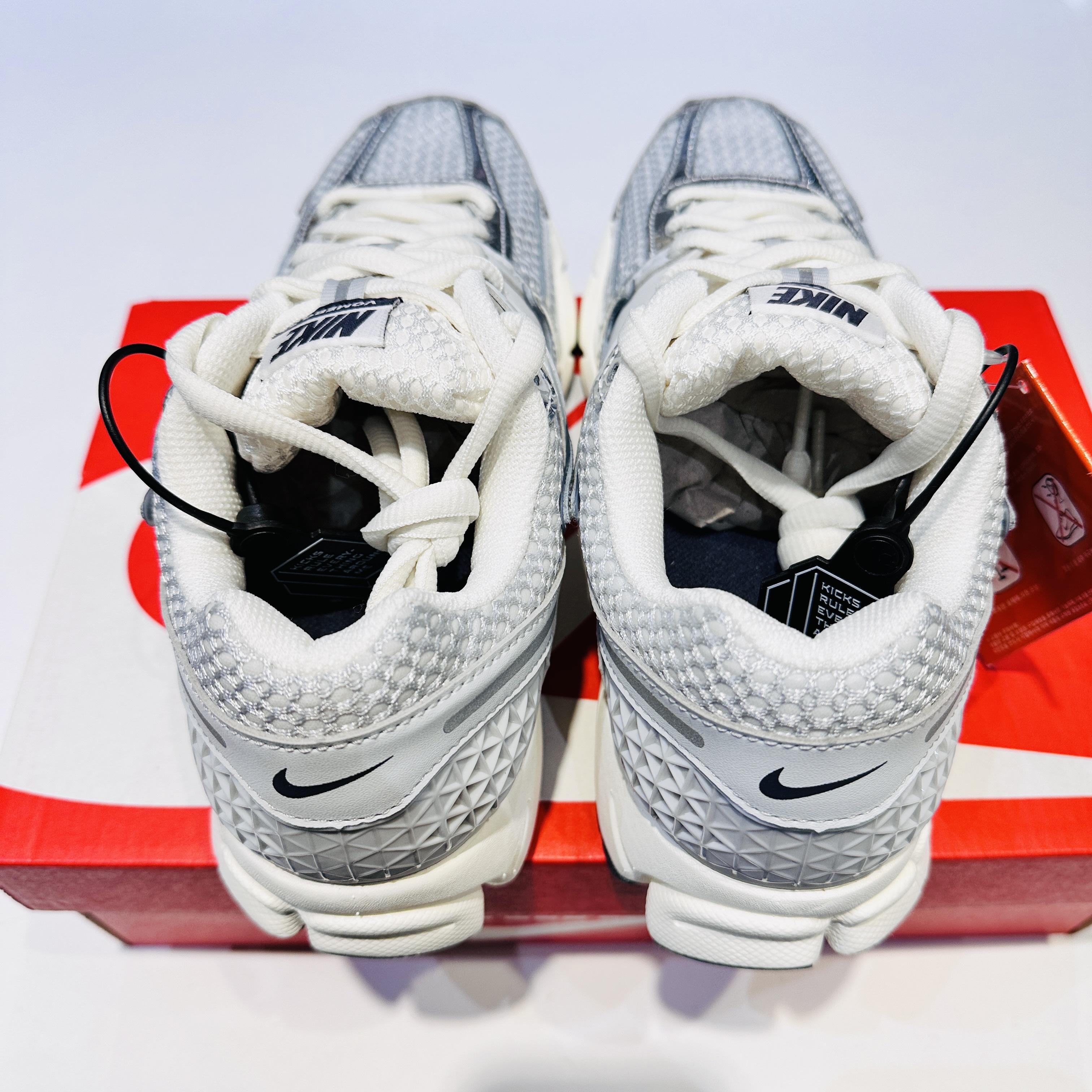 (W) Nike Zoom Vomero 5 Photon Dust and Metallic Silver 착용 스타일 - 3