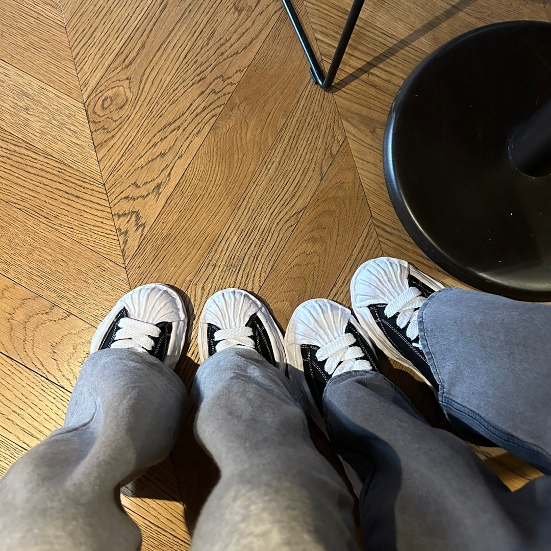 Maison Mihara Yasuhiro Blakey OG Sole Canvas Low-top Sneakers Black White 착용 스타일 - 3